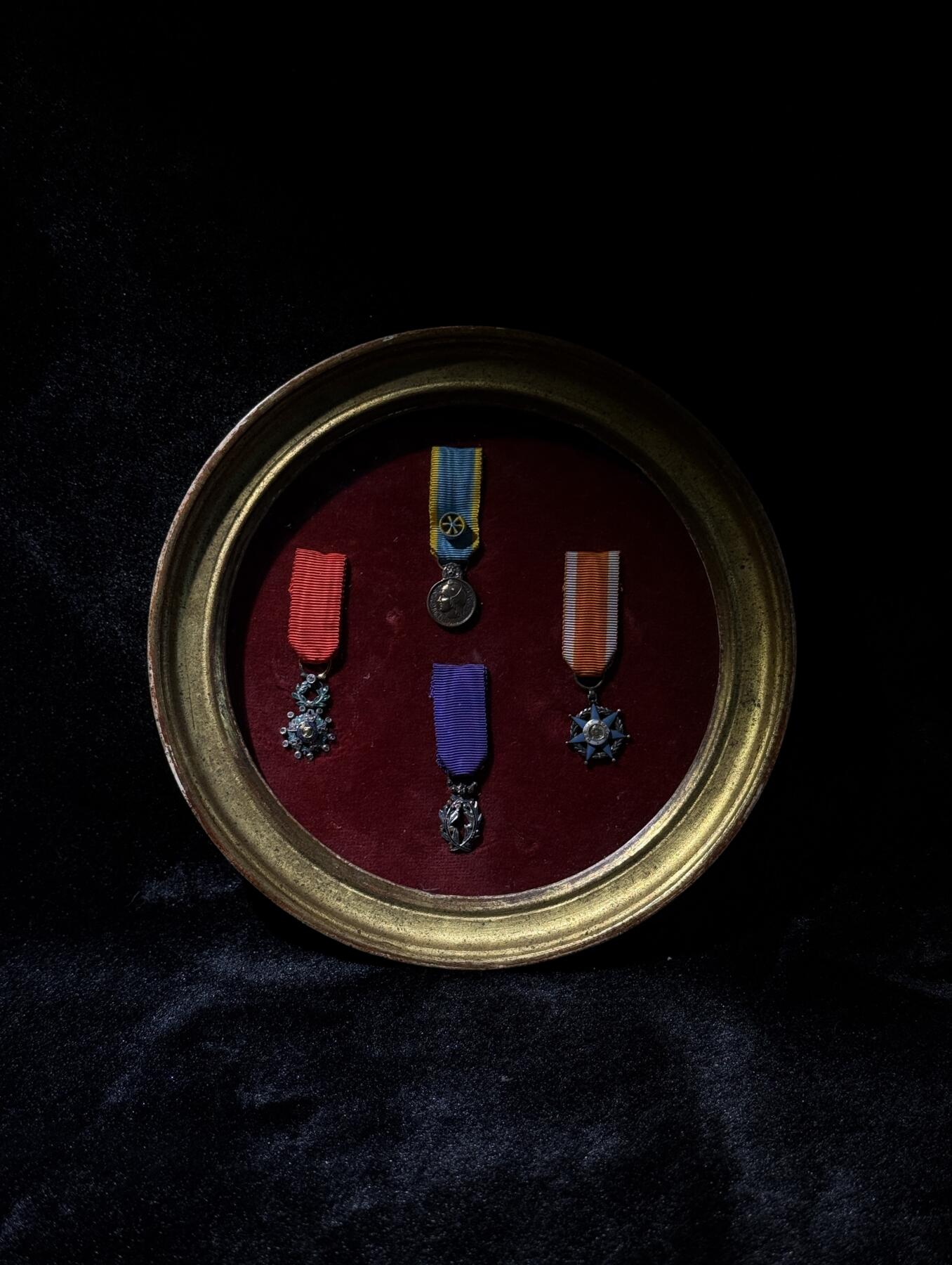 欢庆春节！戎马世界章牌大赏第111期春节大拍 法国荣誉军团珠宝商定制mini章一套，已装裱，荣誉军团勋章银制满镶钻，棕榈勋章顶部镶嵌一颗钻石，整体品相非常好