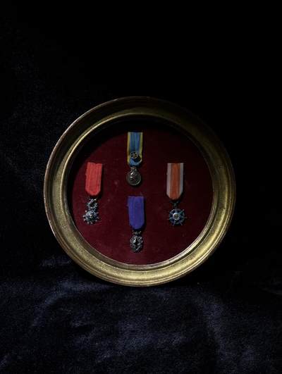 欢庆春节！戎马世界章牌大赏第111期春节大拍 - 法国荣誉军团珠宝商定制mini章一套，已装裱，荣誉军团勋章银制满镶钻，棕榈勋章顶部镶嵌一颗钻石，整体品相非常好