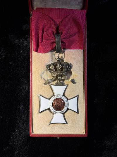 欢庆春节！戎马世界章牌大赏第111期春节大拍 - 保加利亚三级圣亚利山大勋章，章体为斐迪南大公版 盒子为后期国王鲍里斯三世版（章放进去会导致盒子扣不上）