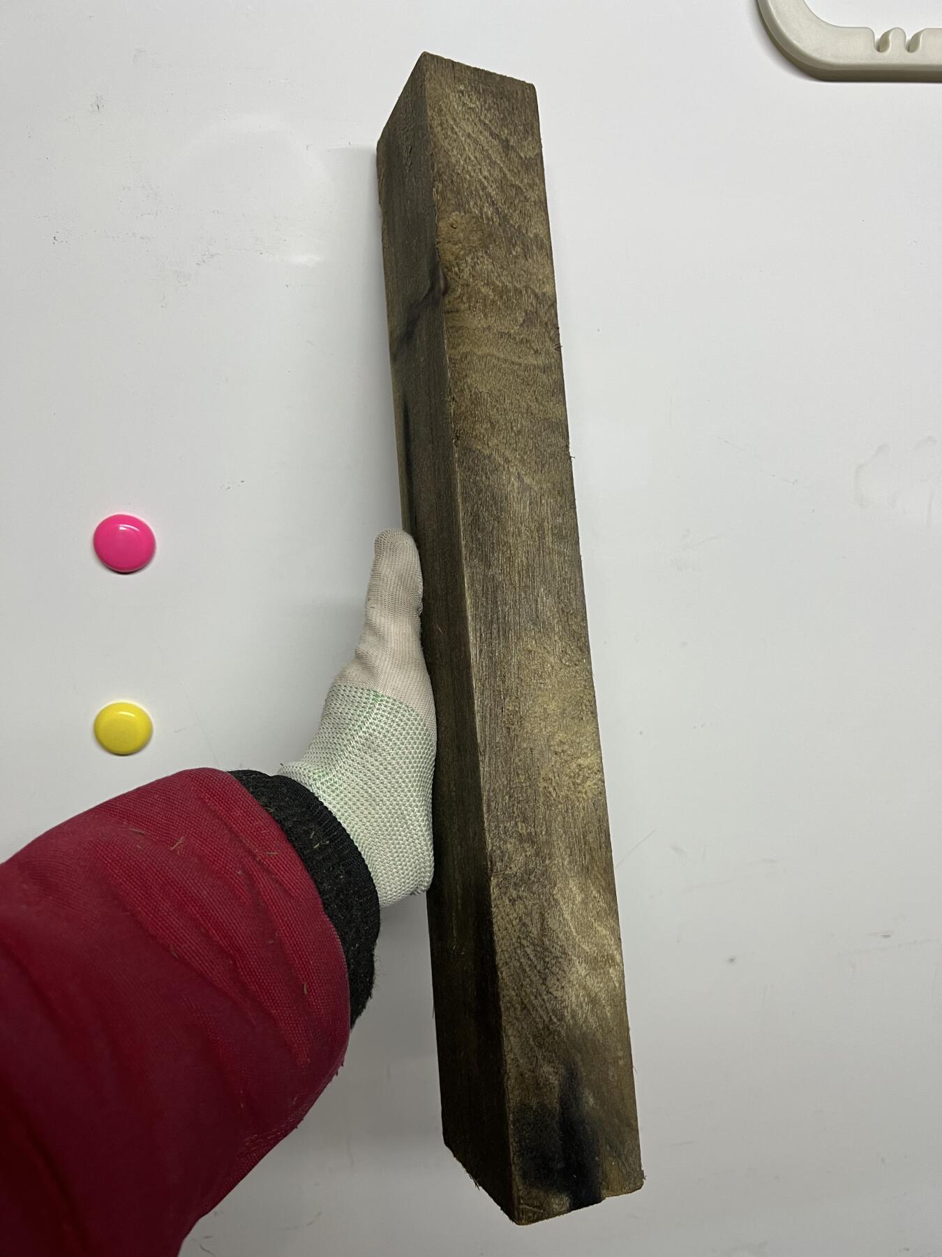 零元拍：NO.3爆满金丝乌木金丝楠 绿幽灵 可做镇尺 切牌子，无需打磨就已经金光闪闪。满金丝药香，尺寸约：42/66/4.8厚CM。