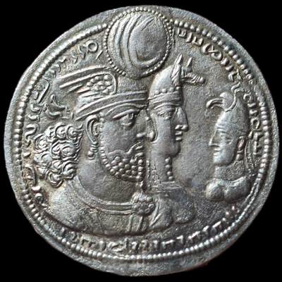 星盘世界钱币二月二十一日初五 世界古典币春节精品大拍 祝各位藏友马年大吉-新年新气象！ - 典藏精品！古波斯萨珊帝国瓦赫兰二世（全家福版）版式最多的统治者，以大版本分为全家福、夫妻、国王单独头像、父子不同冠版，此枚为全家福版，最为难得的是此枚币基本肉眼所见无弱打，高点细节俱全，毕业级品相