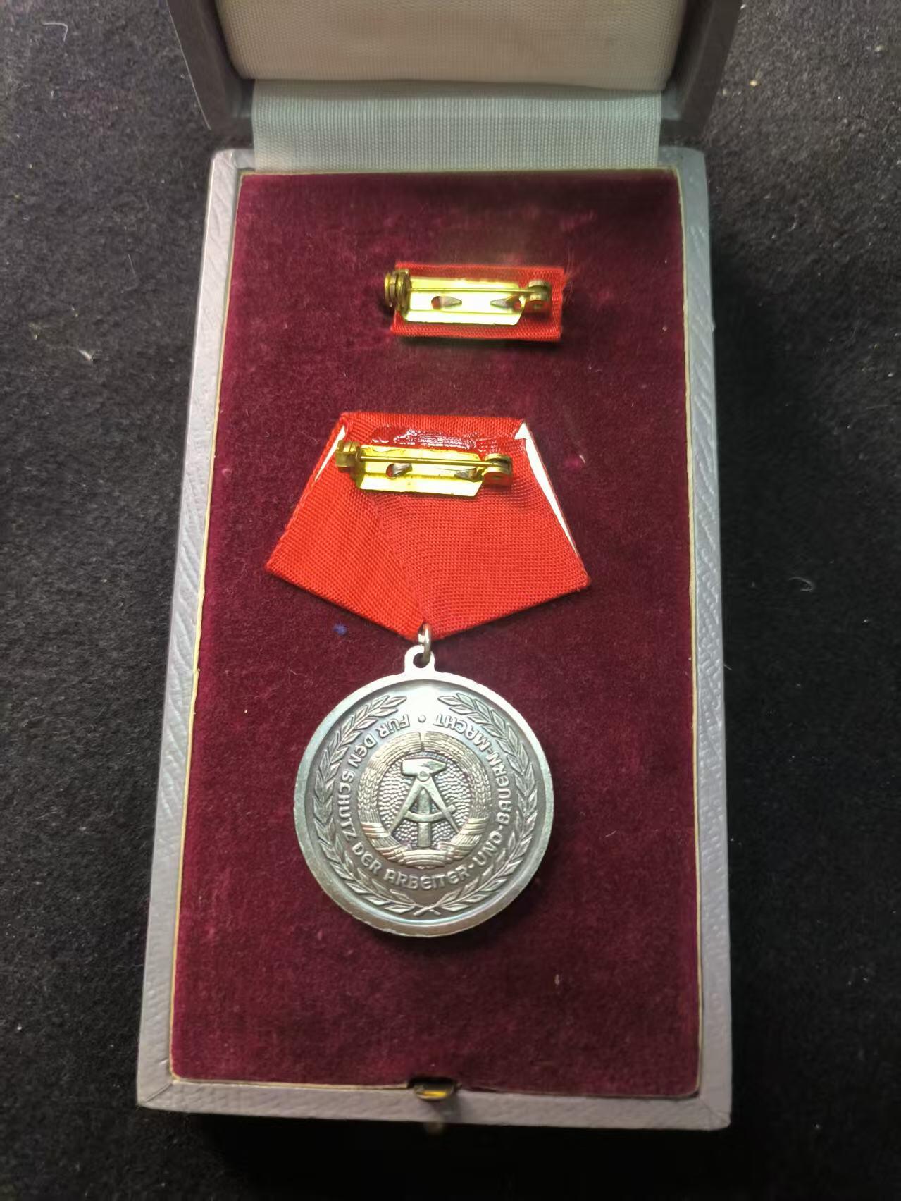 （450件拍品！制服徽章盛宴）罗岚⭐爱藏⭐年前甄选大拍场-店主清仓处理-分享拍场额外现金红包（实体经营） 民主德国Kampfgruppen der Arbeiterklasse-KdA（工人阶级战斗队）建立二十周年奖章（发放给当时的战斗队干部与官员，在工战队的地位类似建军20在苏联红军中）全套带原盒