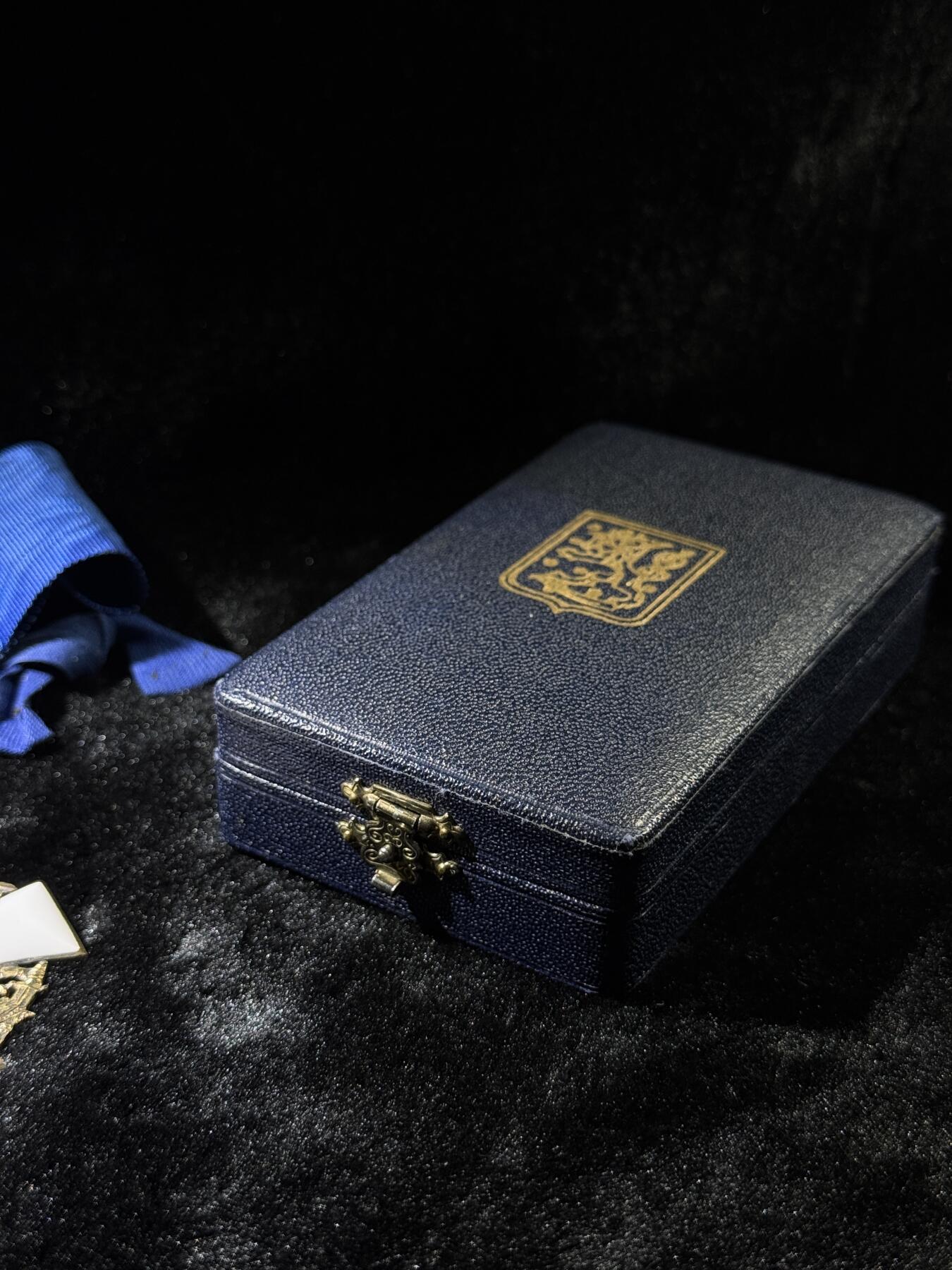 欢庆春节！戎马世界章牌大赏第111期春节大拍 芬兰指挥官级白玫瑰勋章，银制带原盒