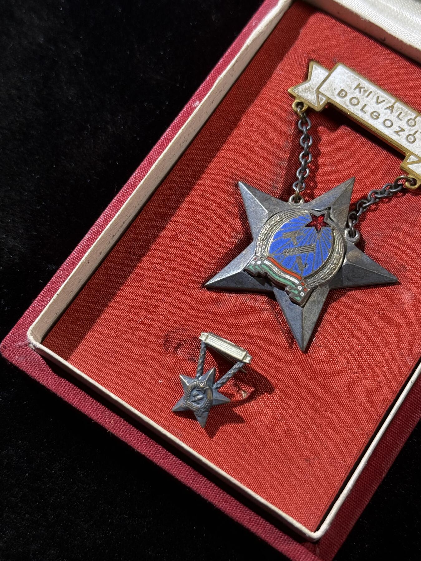 欢庆春节！戎马世界章牌大赏第111期春节大拍 匈牙利优秀工人奖章，56年以前版本，带盒以及mini章