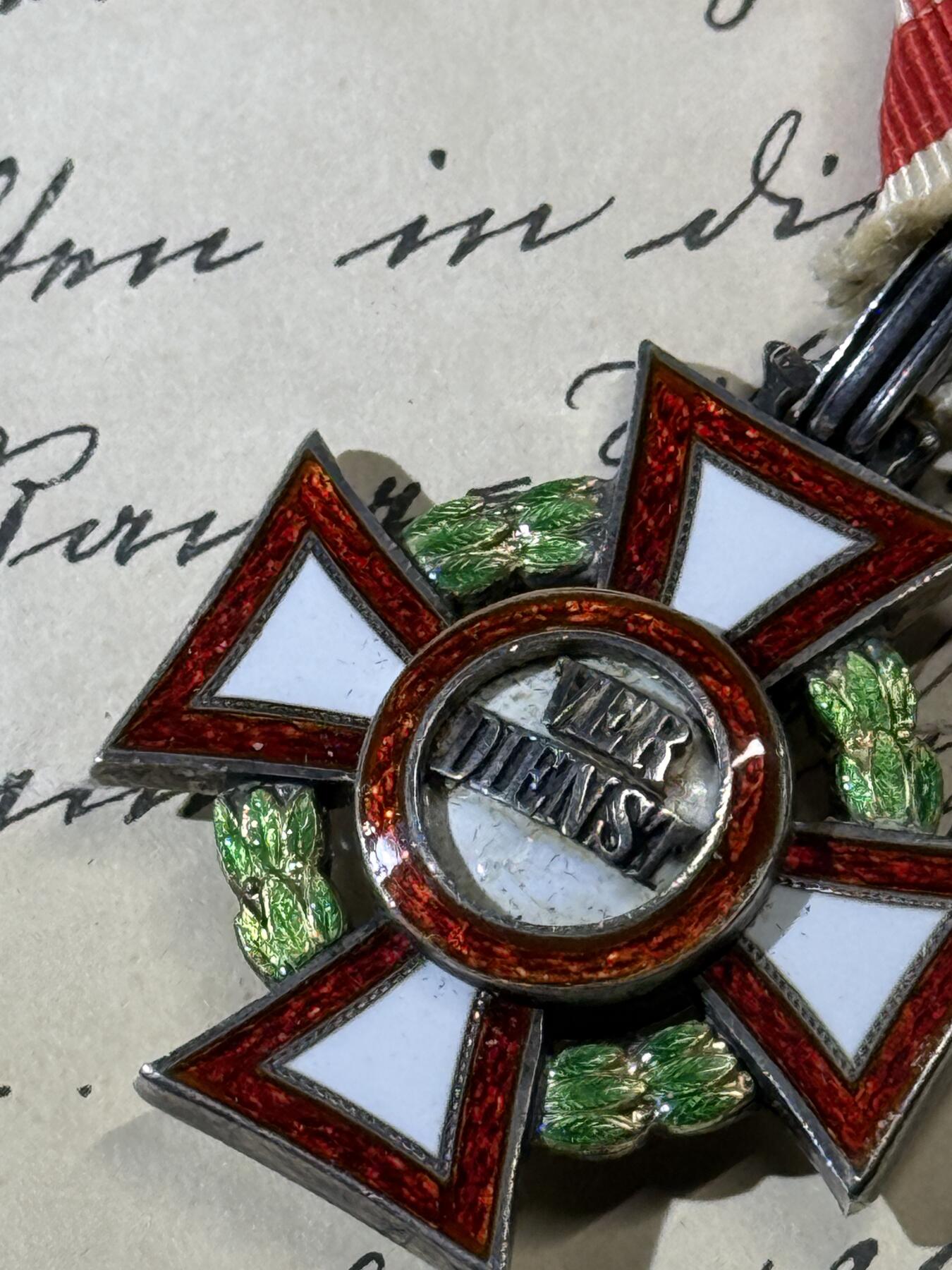 欢庆春节！戎马世界章牌大赏第111期春节大拍 奥匈帝国三级军事功勋十字勋章（MVK3），附带一张1898年奥匈中尉委任状 章体由AE厂制作，带银标和厂标，花环为1914年改制前的绿珐琅花环，极其少见，珐琅有轻微瑕疵