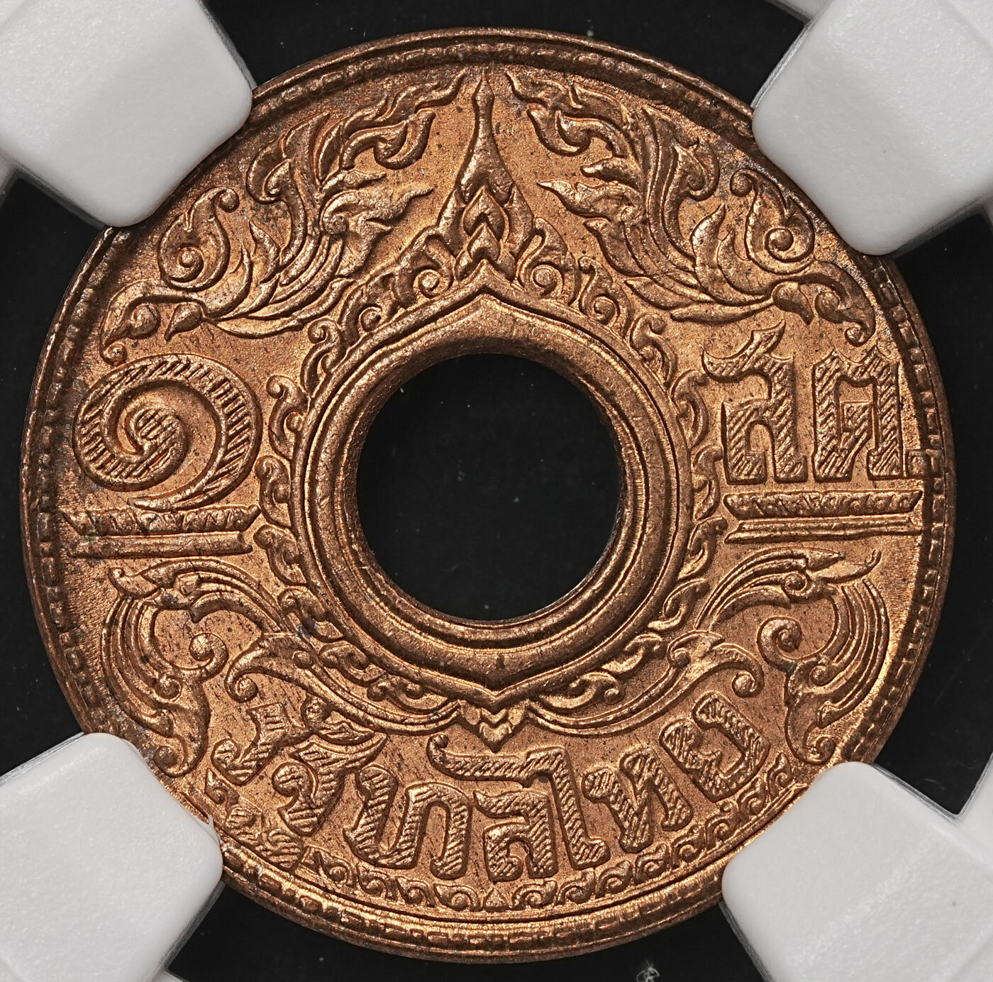 修遠堂世界钱币第105期，马年首拍 NGC MS65RB 1941年泰国中孔1萨当铜币