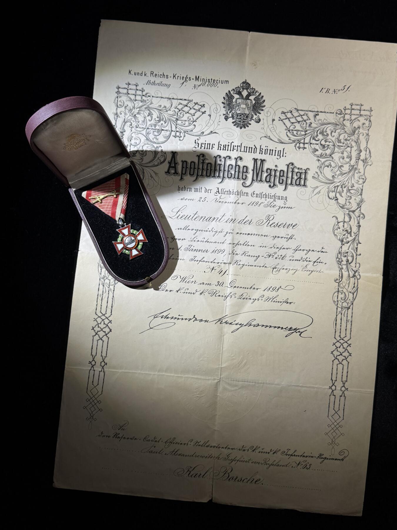 欢庆春节！戎马世界章牌大赏第111期春节大拍 奥匈帝国三级军事功勋十字勋章（MVK3），附带一张1898年奥匈中尉委任状 章体由AE厂制作，带银标和厂标，花环为1914年改制前的绿珐琅花环，极其少见，珐琅有轻微瑕疵