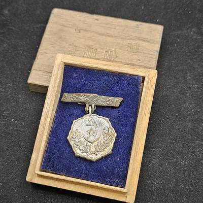 0元起拍勋章 第334期 咸鱼国勋章拍卖专场 2月15日（周日）下午6：00开始 - 美品战时爱国妇人会徽章带盒