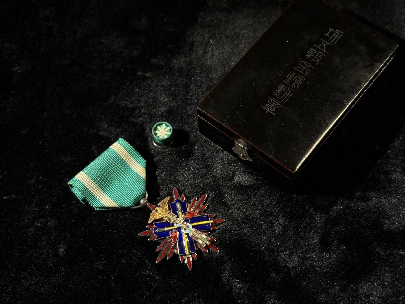 欢庆春节！戎马世界章牌大赏第111期春节大拍 功五级金鸱章，银字盒，盒略齐全