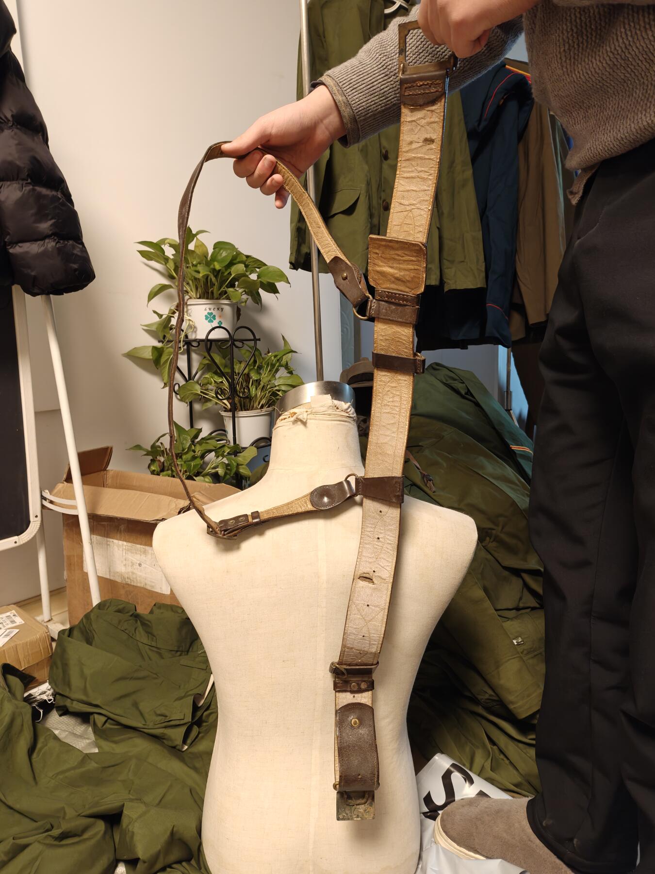 （450件拍品！制服徽章盛宴）罗岚⭐爱藏⭐年前甄选大拍场-店主清仓处理-分享拍场额外现金红包（实体经营） su-M55式校尉军官腰带 带斜跨一套 二号带 皮质柔软（白色系涂的很厚的羊油膏保养层 要使用湿巾擦一下就行)