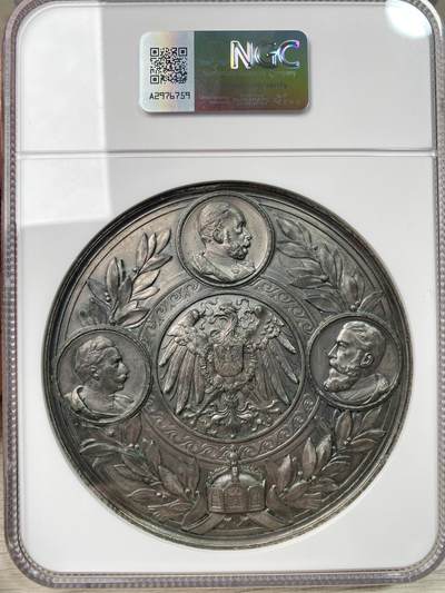万国钱币拍卖第061期（马年首拍） NGC MS62 1898年德国帝国首相领航员俾斯麦逝世纪念镀银合金章 巨型大规格100MM 280G 正面俾斯麦戎装像 上方为其年轻时期头像 左边为发表著名的铁血演讲 右边与威廉二世和解 下方为俾斯麦家族盾徽 背面普鲁士皇鹰加冕霍亨索伦威廉一世 腓特烈三世和威廉二世为德意志人民的皇帝 德意志章牌名誉品种 顶级收藏品质 