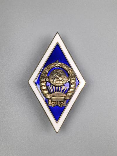 小驴勋章奖章收藏2月22日周日晚六点拍卖（珍爱和平，收藏战争，铭记历史，勿忘国耻，忠党爱国。有偿代拍，送拍规则在简介最后，参拍须阅读规则后再参拍，关系到运费包装发货时效真假辨别等关键信息，拍卖时不再发原图，看大图店主微信码在拍卖店铺介绍里） - 苏联通用高等大学校徽证章 银质珐琅