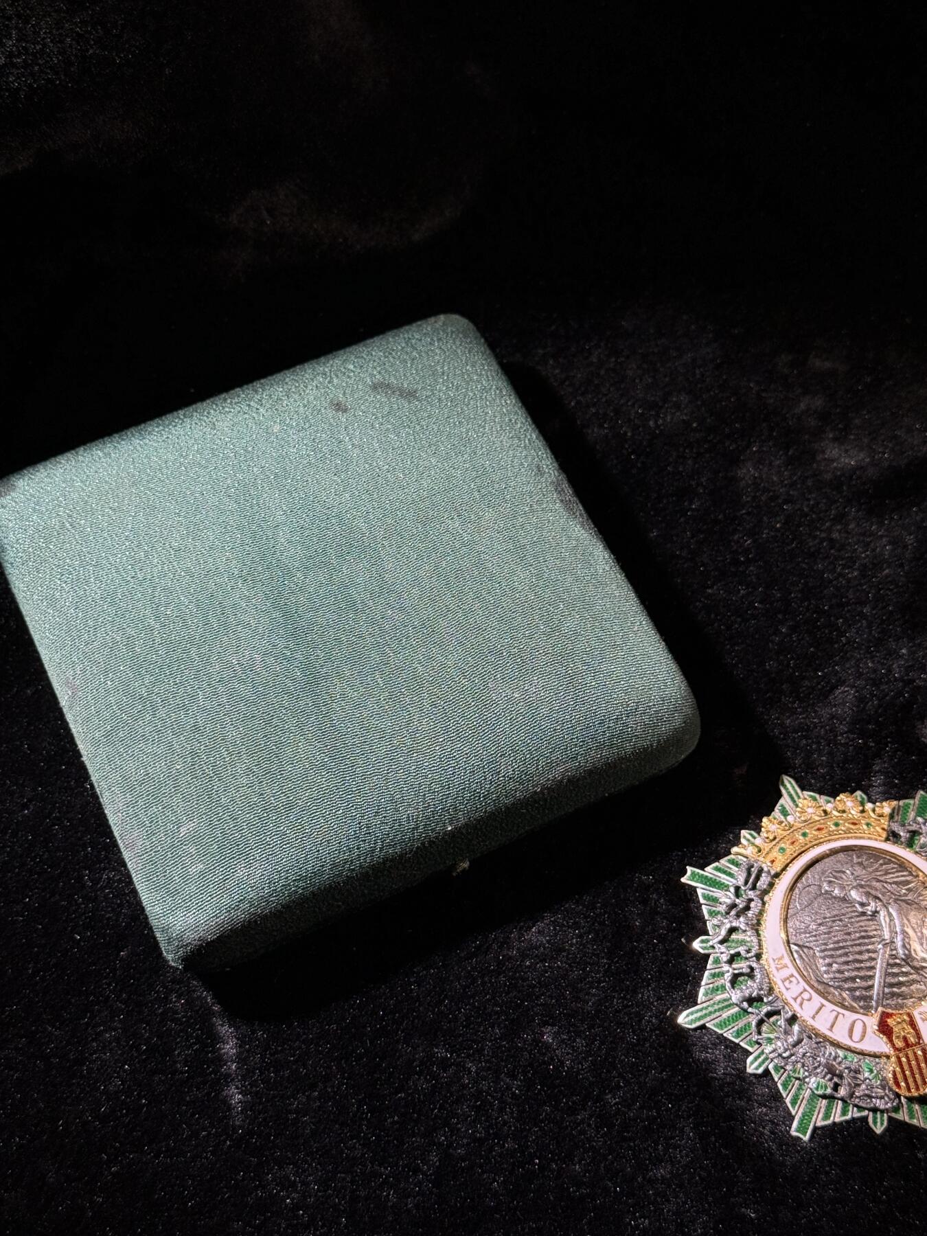 欢庆春节！戎马世界章牌大赏第111期春节大拍 西班牙农业功勋勋章星芒章，佛朗哥时期版本，带盒