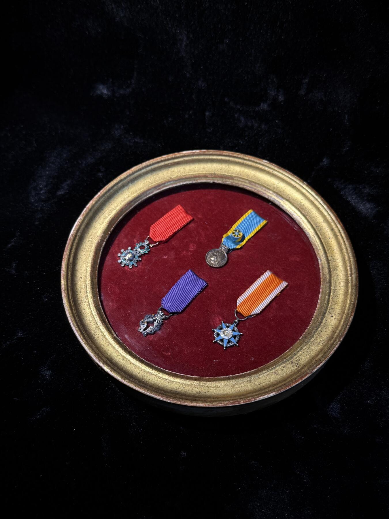 欢庆春节！戎马世界章牌大赏第111期春节大拍 法国荣誉军团珠宝商定制mini章一套，已装裱，荣誉军团勋章银制满镶钻，棕榈勋章顶部镶嵌一颗钻石，整体品相非常好