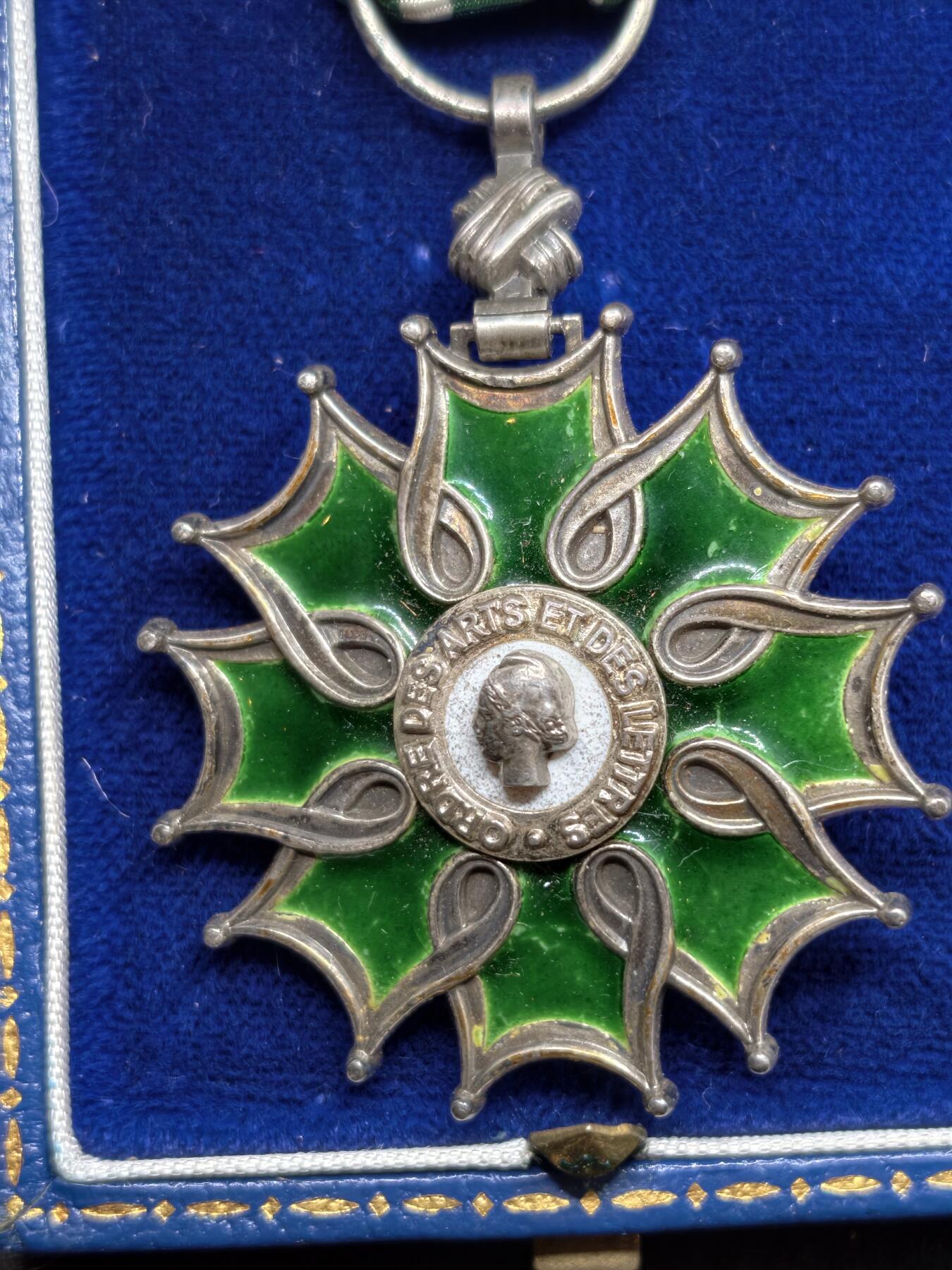 凯旋世界勋赏（第22期新年大拍）（欢迎送拍）（对拍品有疑问请询问客服，不接受到手刀，出价默认拍品品相。请认真阅读拍卖规则！出价默认已认可！）（收到货请录制开箱视频，无视频概不处理问题。） 法国骑士级科学与艺术勋章带盒