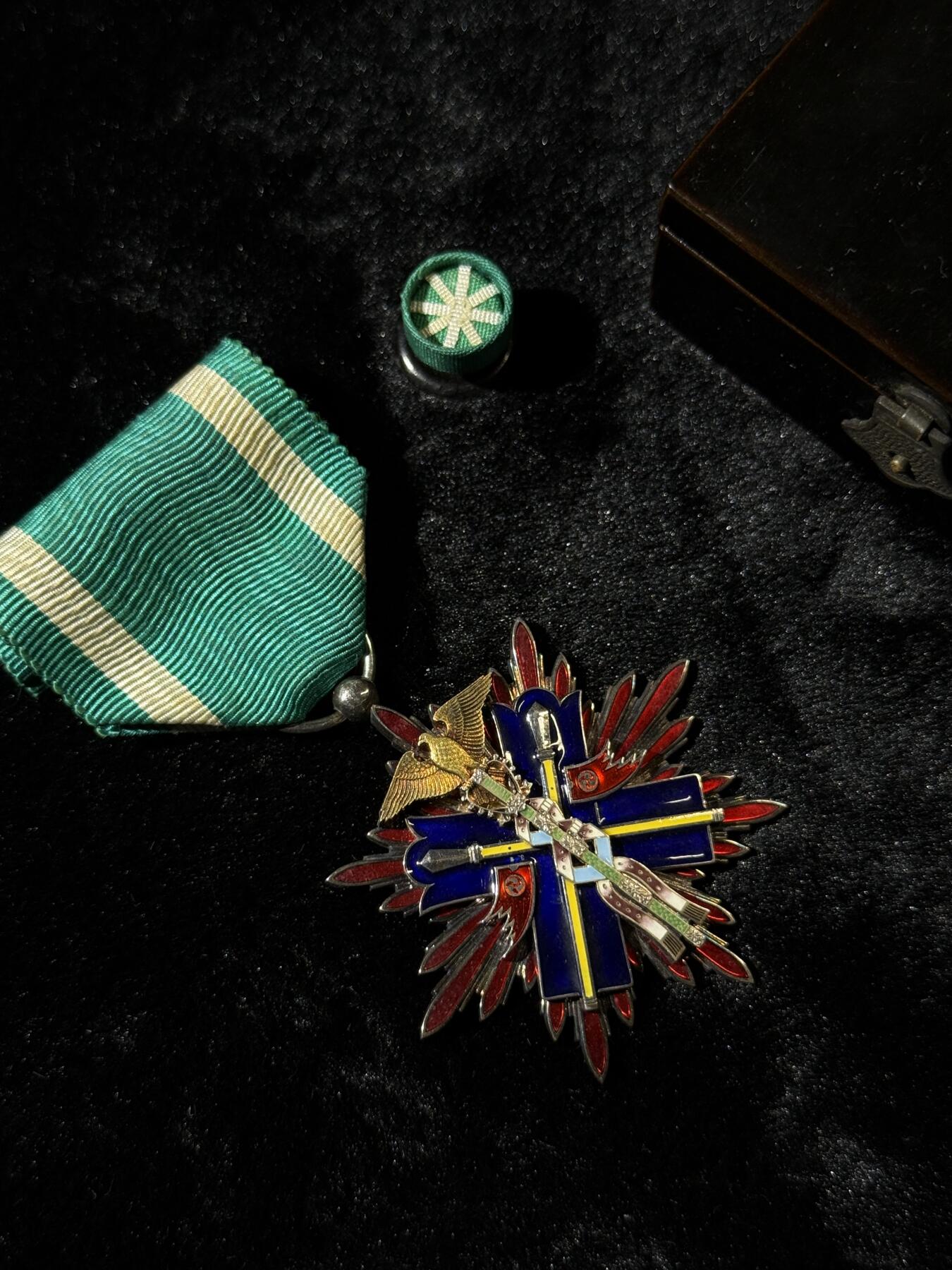 欢庆春节！戎马世界章牌大赏第111期春节大拍 功五级金鸱章，银字盒，盒略齐全