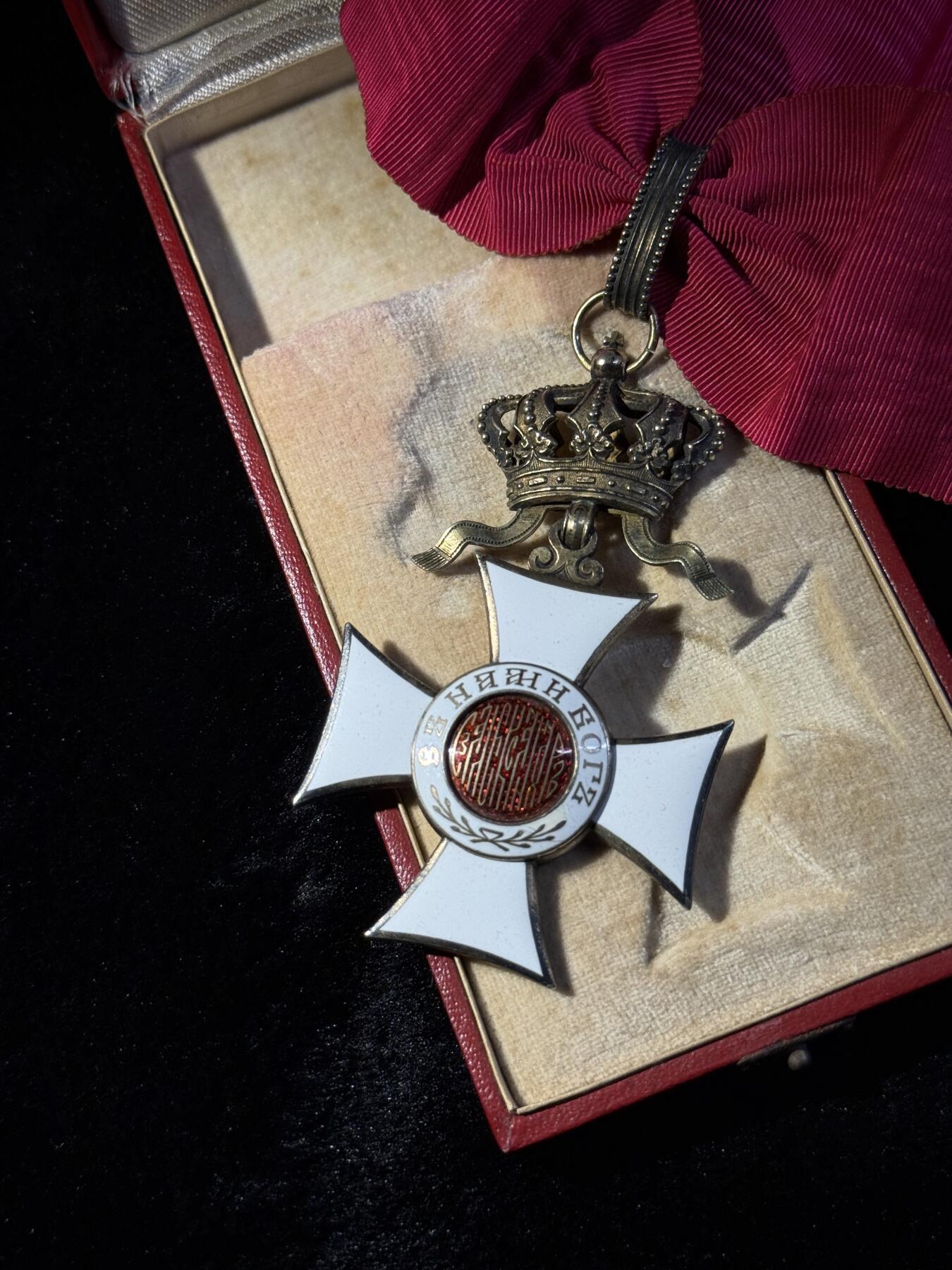 欢庆春节！戎马世界章牌大赏第111期春节大拍 保加利亚三级圣亚利山大勋章，章体为斐迪南大公版 盒子为后期国王鲍里斯三世版（章放进去会导致盒子扣不上）