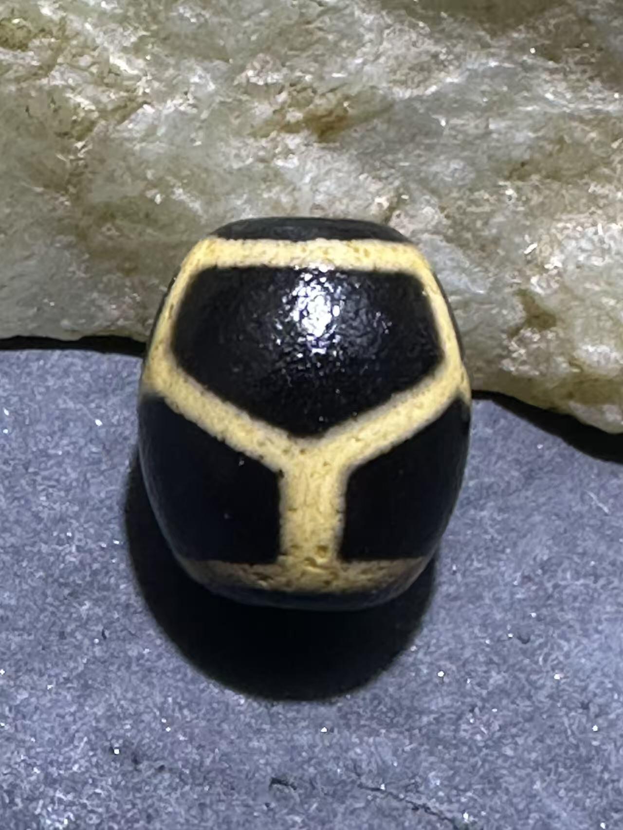 仅此一颗，精品藏传龟甲玛瑙天珠一颗，