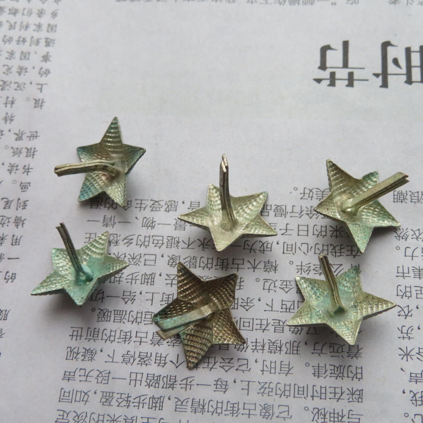 32--未使用过的镀银美品18mm55肩章星星6个一组