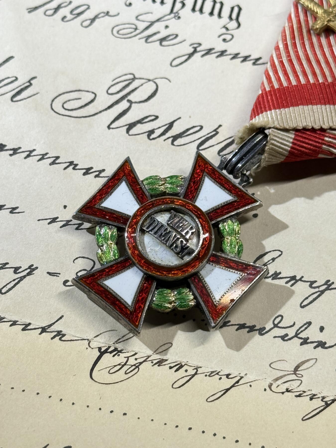 欢庆春节！戎马世界章牌大赏第111期春节大拍 奥匈帝国三级军事功勋十字勋章（MVK3），附带一张1898年奥匈中尉委任状 章体由AE厂制作，带银标和厂标，花环为1914年改制前的绿珐琅花环，极其少见，珐琅有轻微瑕疵