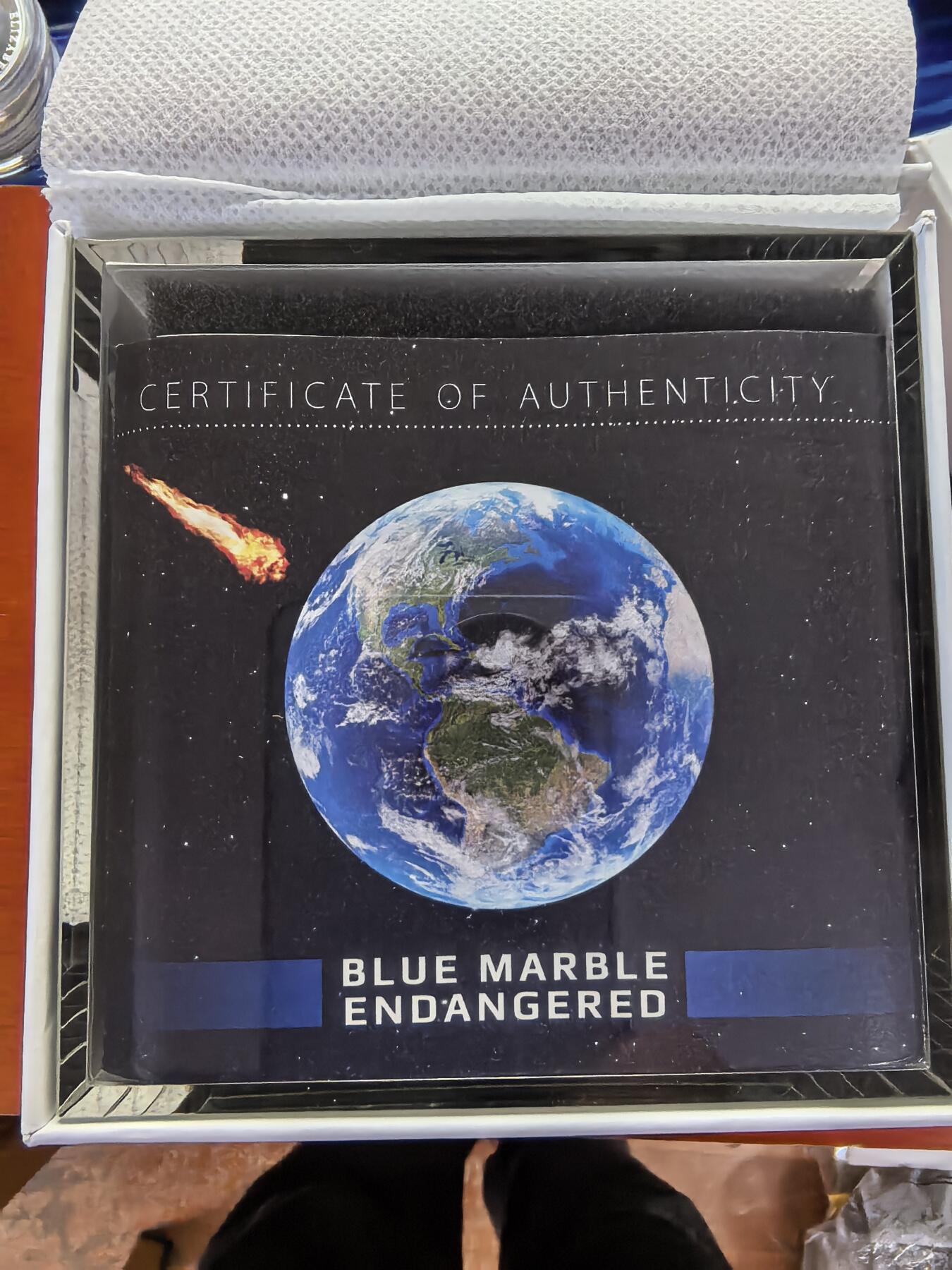 长老汇蛇年精选第一百场拍卖 2022巴巴多斯外星撞地球镶嵌陨石珐琅彩球形银币，3盎司999银，999枚，盒证全