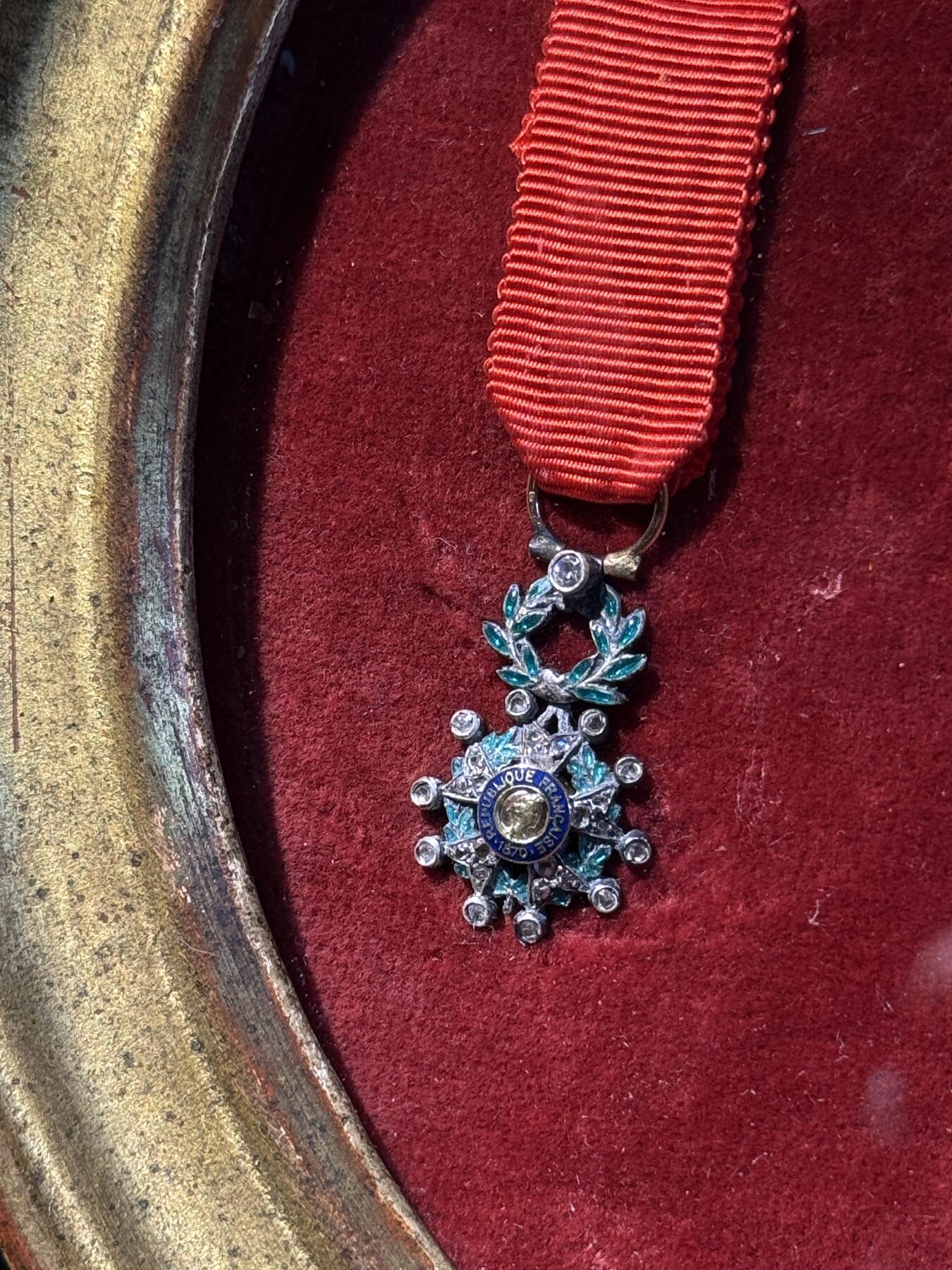 欢庆春节！戎马世界章牌大赏第111期春节大拍 法国荣誉军团珠宝商定制mini章一套，已装裱，荣誉军团勋章银制满镶钻，棕榈勋章顶部镶嵌一颗钻石，整体品相非常好