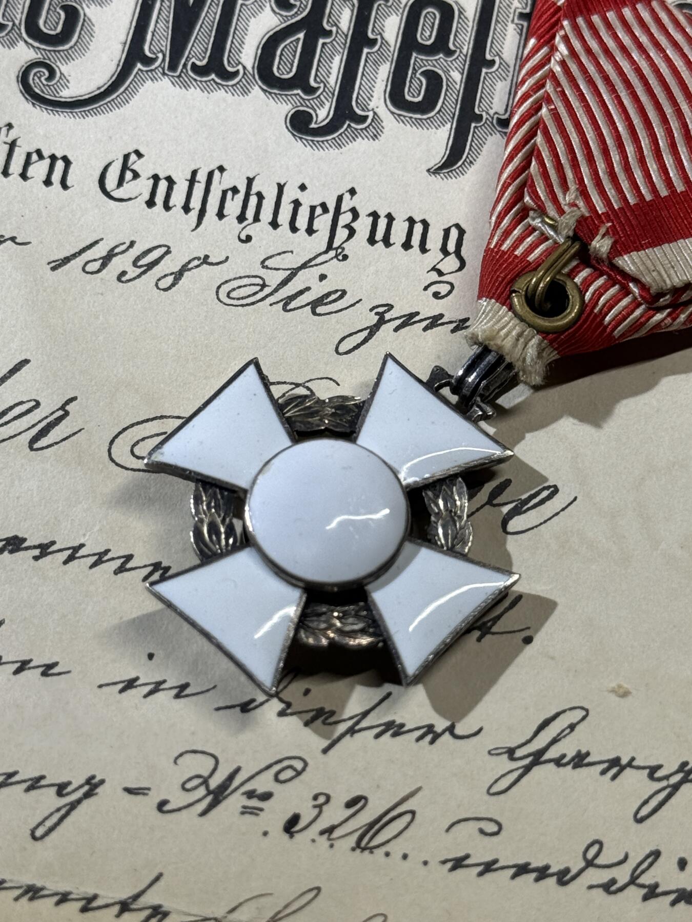 欢庆春节！戎马世界章牌大赏第111期春节大拍 奥匈帝国三级军事功勋十字勋章（MVK3），附带一张1898年奥匈中尉委任状 章体由AE厂制作，带银标和厂标，花环为1914年改制前的绿珐琅花环，极其少见，珐琅有轻微瑕疵