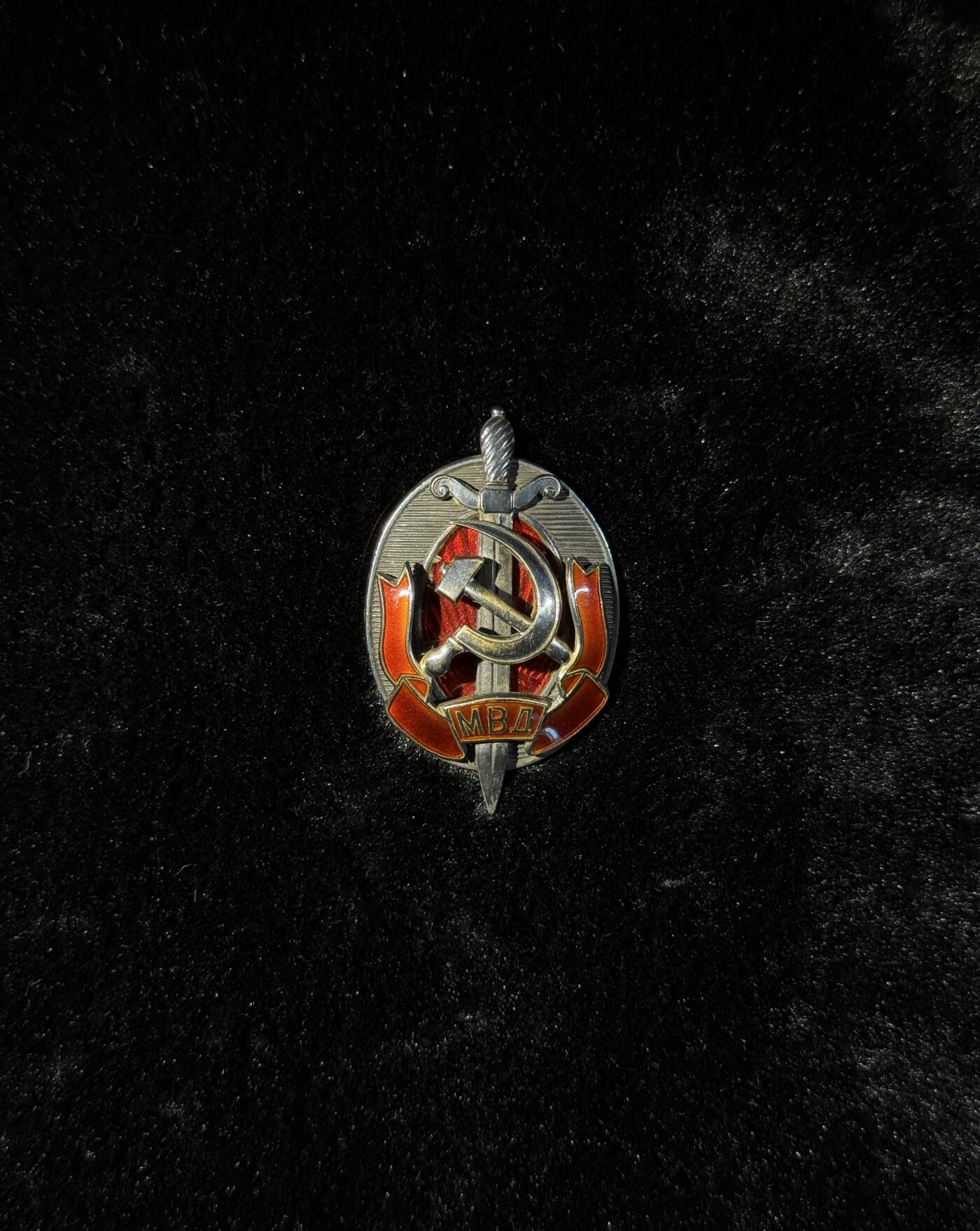 欢庆春节！戎马世界章牌大赏第111期春节大拍 苏联内务部荣誉成员证章，银制