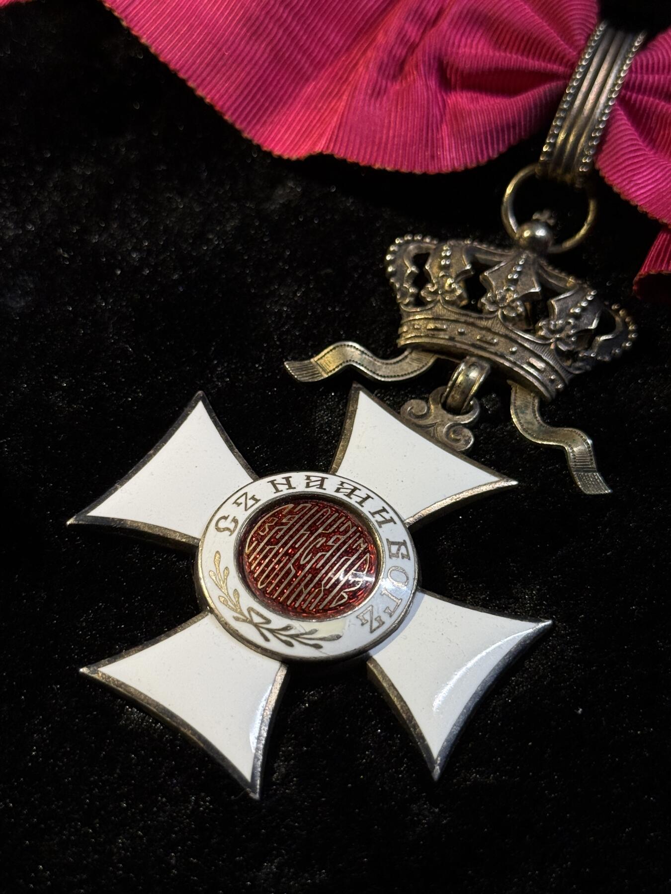 欢庆春节！戎马世界章牌大赏第111期春节大拍 保加利亚三级圣亚利山大勋章，章体为斐迪南大公版 盒子为后期国王鲍里斯三世版（章放进去会导致盒子扣不上）