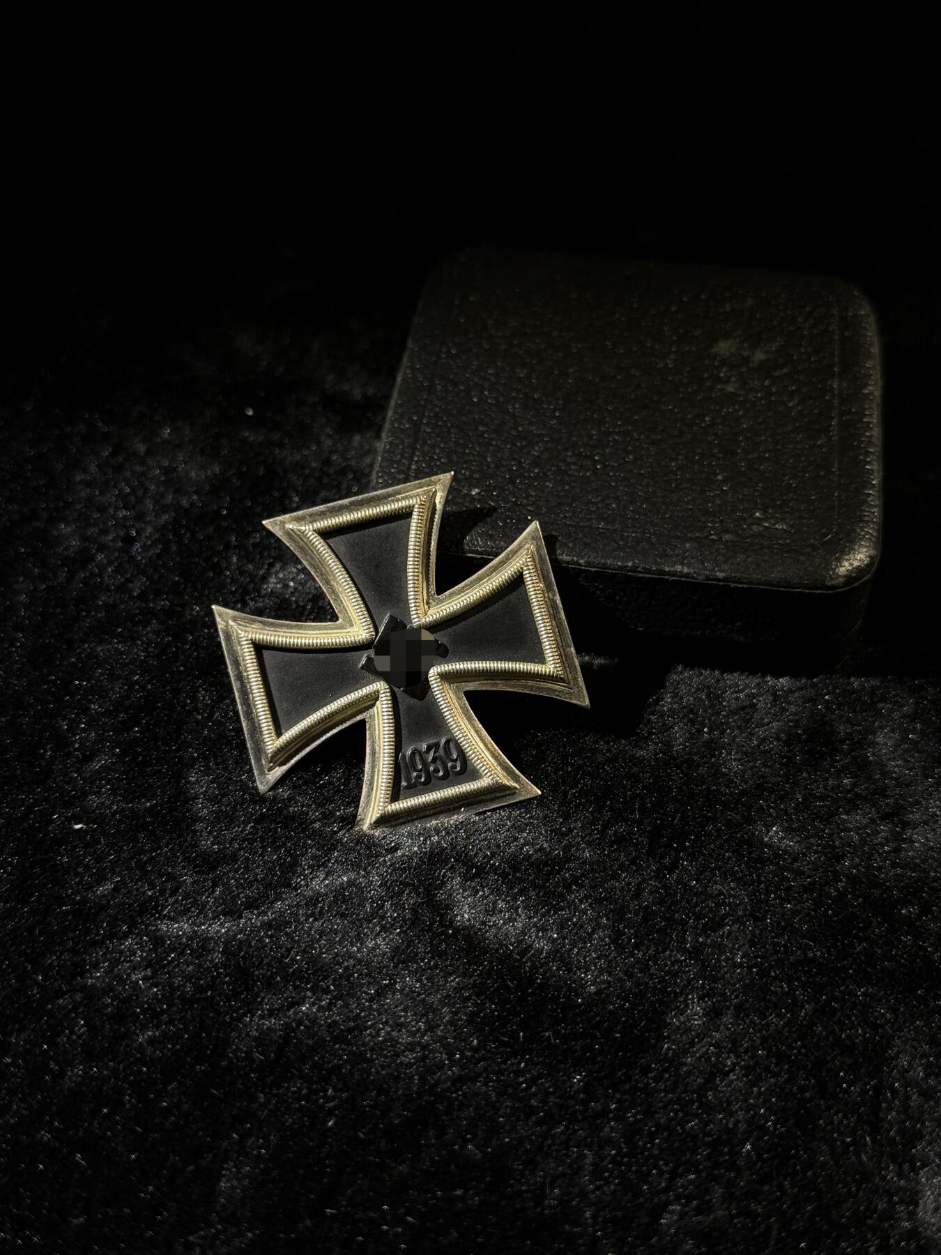 欢庆春节！戎马世界章牌大赏第111期春节大拍 德国二战一级铁十字勋章，L11厂标，带LDO盒