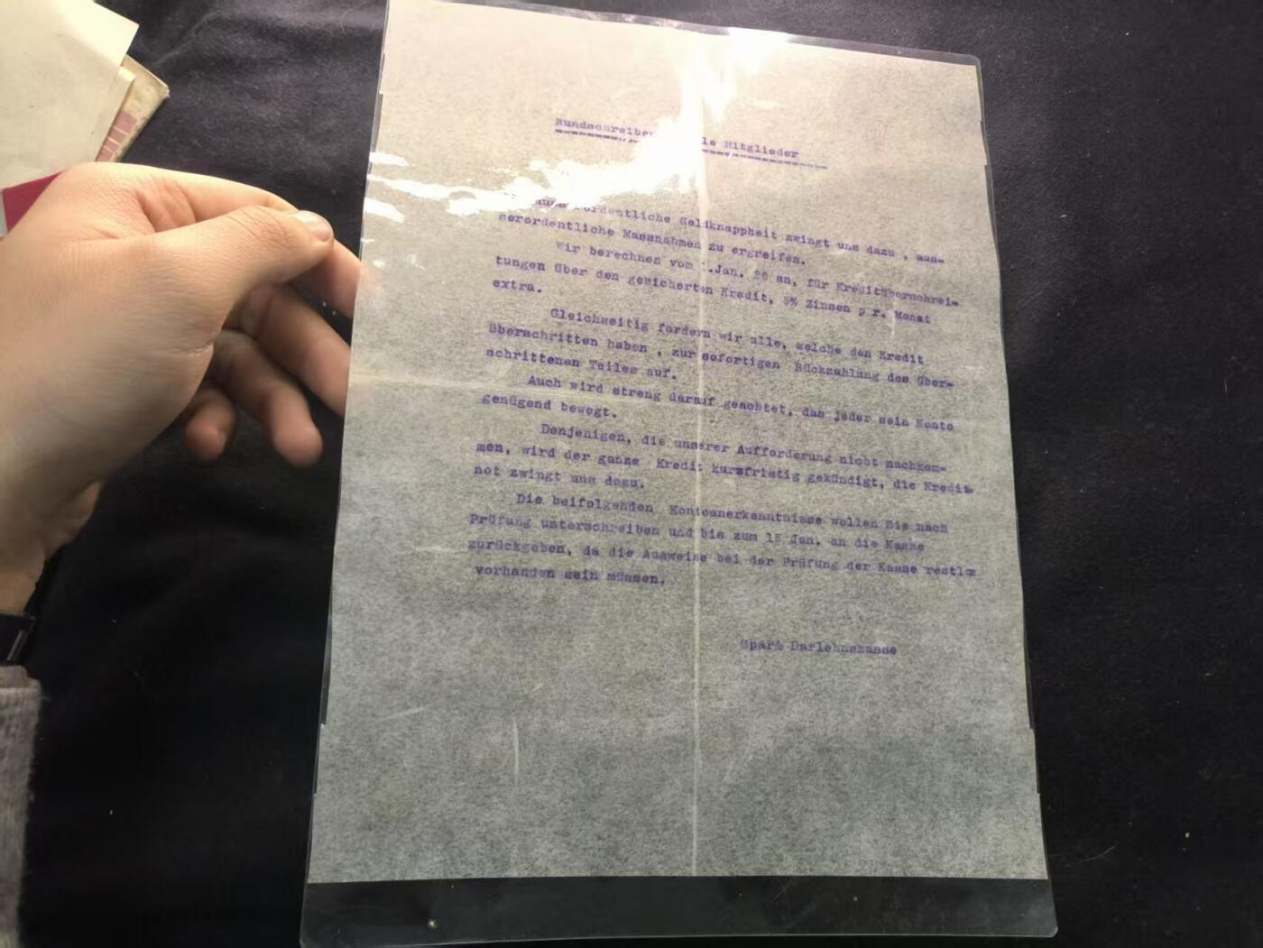 （450件拍品！制服徽章盛宴）罗岚⭐爱藏⭐年前甄选大拍场-店主清仓处理-分享拍场额外现金红包（实体经营） 1920德国储蓄与贷款银行紧急信贷通知 这份文件是德国储蓄与贷款银行在1920年1月发布的一份紧急通知，要求客户核对随附的账户确认书，签字后于1月15日前交回银行，以便进行审计，这份通知诞生于魏玛共和国初期，是德国在一战后经济崩溃、恶性通胀前夕的关键历史见证