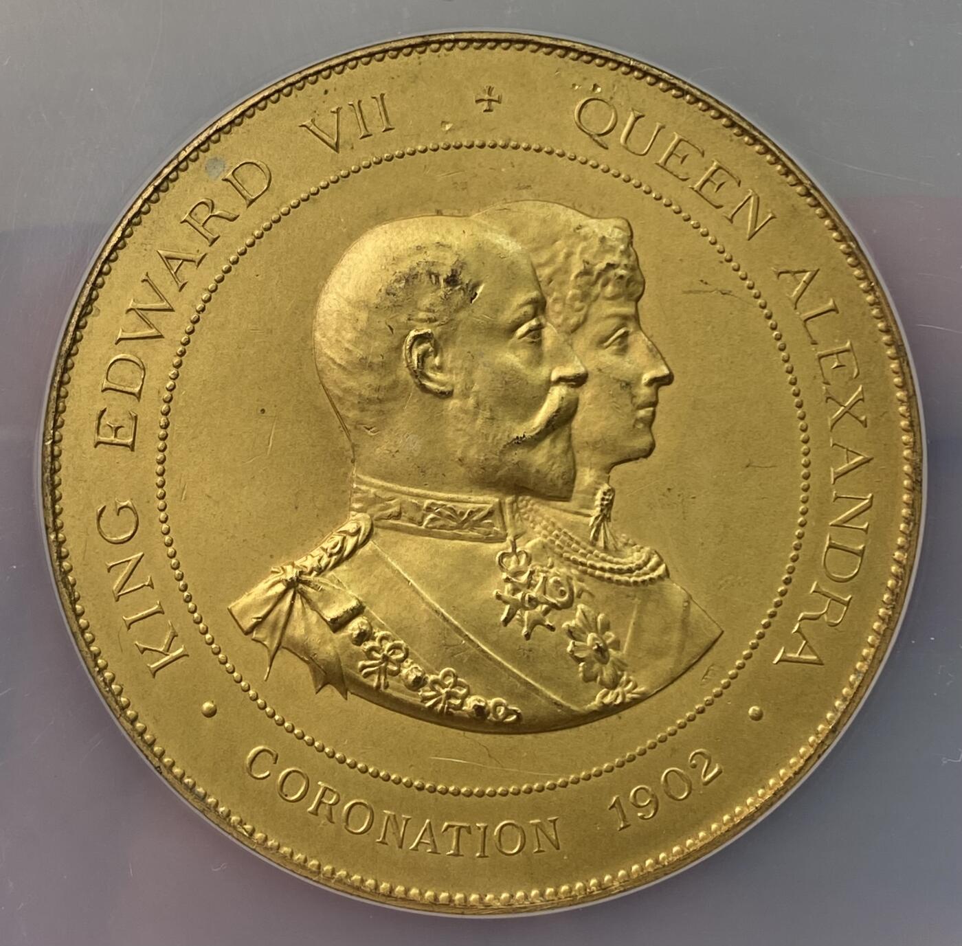 万国钱币拍卖第061期（马年首拍） NGC MS62 1902年英国爱德华七世伦敦世博会纪念镀金大铜章 爱德华七世与皇后纪念伦敦世博会 大规格极美镀金层