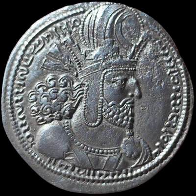 星盘世界钱币二月二十一日初五 世界古典币春节精品大拍 祝各位藏友马年大吉-新年新气象！ - 精品馆藏级！萨珊帝国沙普尔一世德拉克马银币顶级波斯窖藏原坑，原味au未流通品相，这一枚是祭坛上方带有萨珊帝国简化王冠徽记和印度帕提亚牛首徽记的版别，品相非常漂亮，铭文极其清楚，对于研究萨珊早期历史，和考证王朝溯源是不可多得的实证，这一枚好在打的非常完美，铭文齐全，帽子上的花纹都非常全，深打，略有腐蚀，但并不影响图案