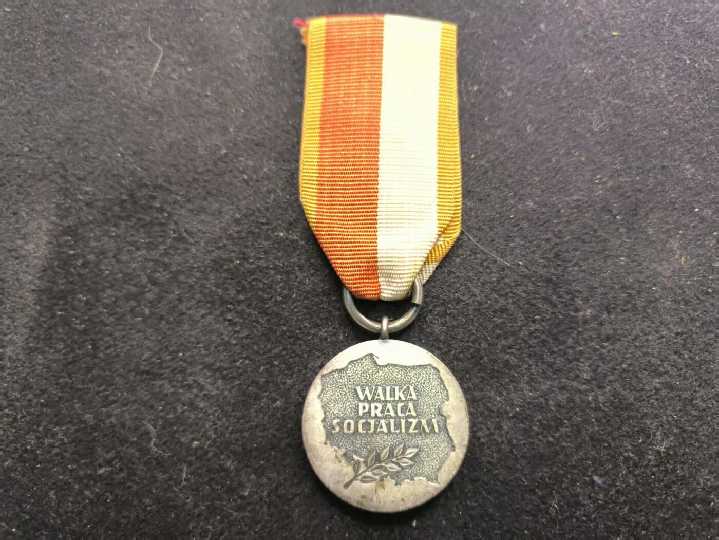 （450件拍品！制服徽章盛宴）罗岚⭐爱藏⭐年前甄选大拍场-店主清仓处理-分享拍场额外现金红包（实体经营） 波兰人民共和国建国四十周年奖章