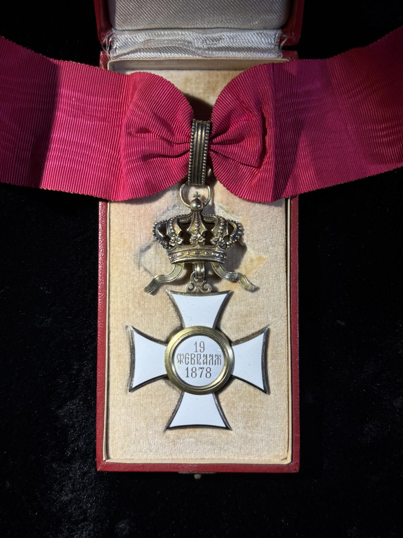 欢庆春节！戎马世界章牌大赏第111期春节大拍 保加利亚三级圣亚利山大勋章，章体为斐迪南大公版 盒子为后期国王鲍里斯三世版（章放进去会导致盒子扣不上）