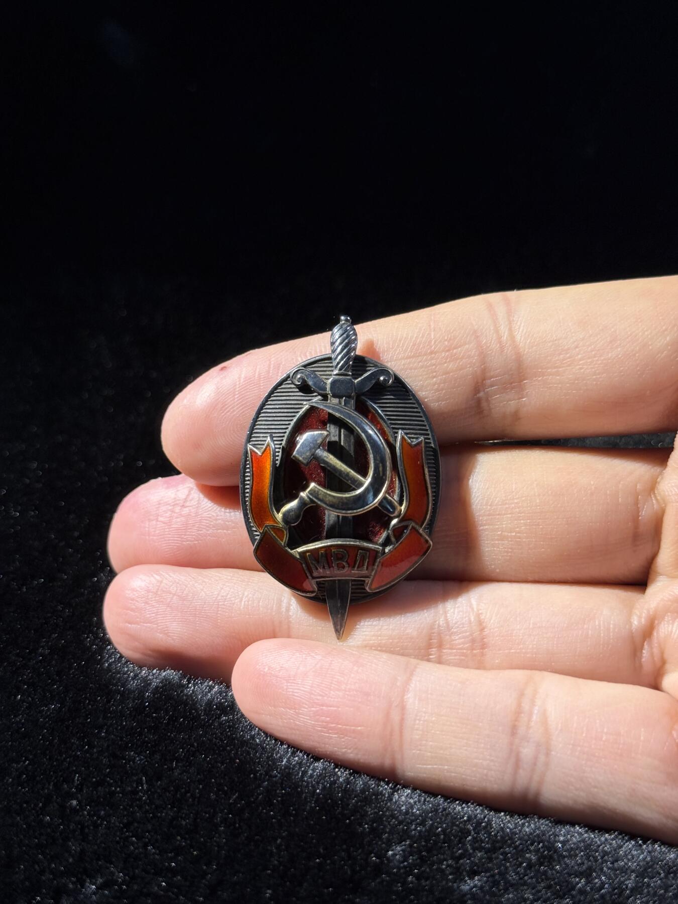 欢庆春节！戎马世界章牌大赏第111期春节大拍 苏联内务部荣誉成员证章，银制