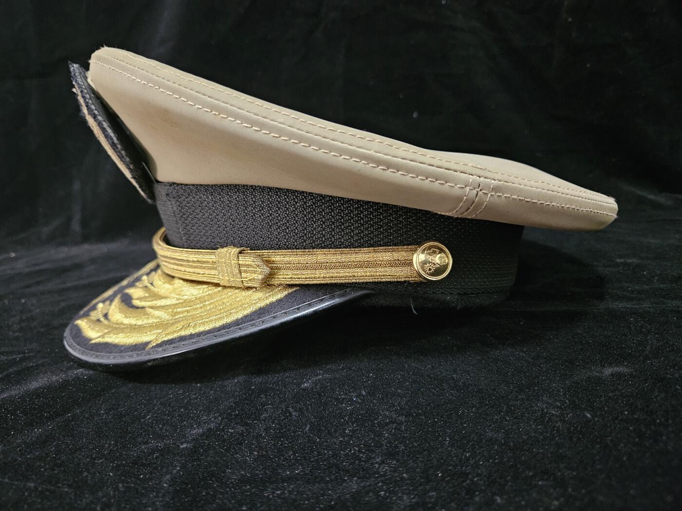 0元起拍勋章 第334期 咸鱼国勋章拍卖专场 2月15日（周日）下午6：00开始 民国海军卡其色将官大檐帽 56cm 海軍福山軍艦、遼陽軍艦艦長、國家安全會議第一組組長 少將官本鯤