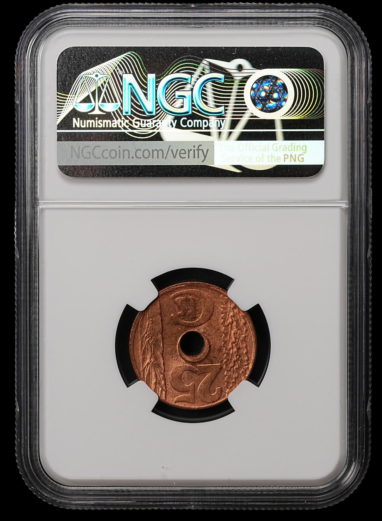 修遠堂世界钱币第105期，马年首拍 NGC MS65RD 1938年西班牙中孔25分铜币，满铜光