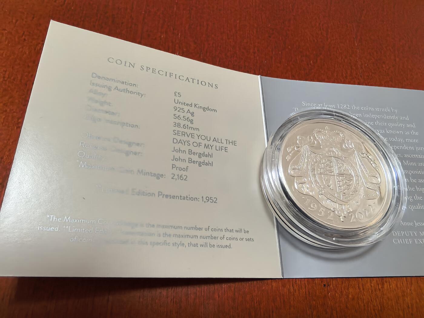 长老汇蛇年精选第一百场拍卖 2022 英国伊丽莎白二世在位七十周年纪念5英镑精制加厚银币，盒证全，56.56克925银，1952枚