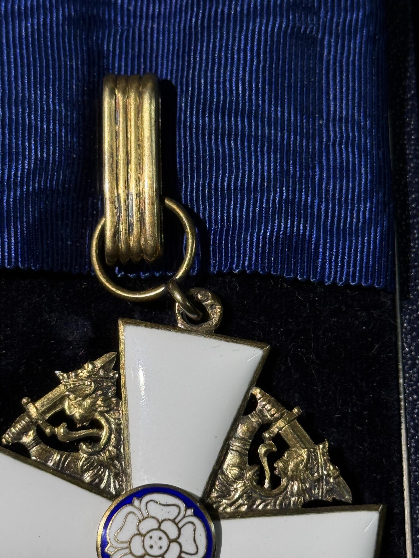 欢庆春节！戎马世界章牌大赏第111期春节大拍 芬兰指挥官级白玫瑰勋章，银制带原盒