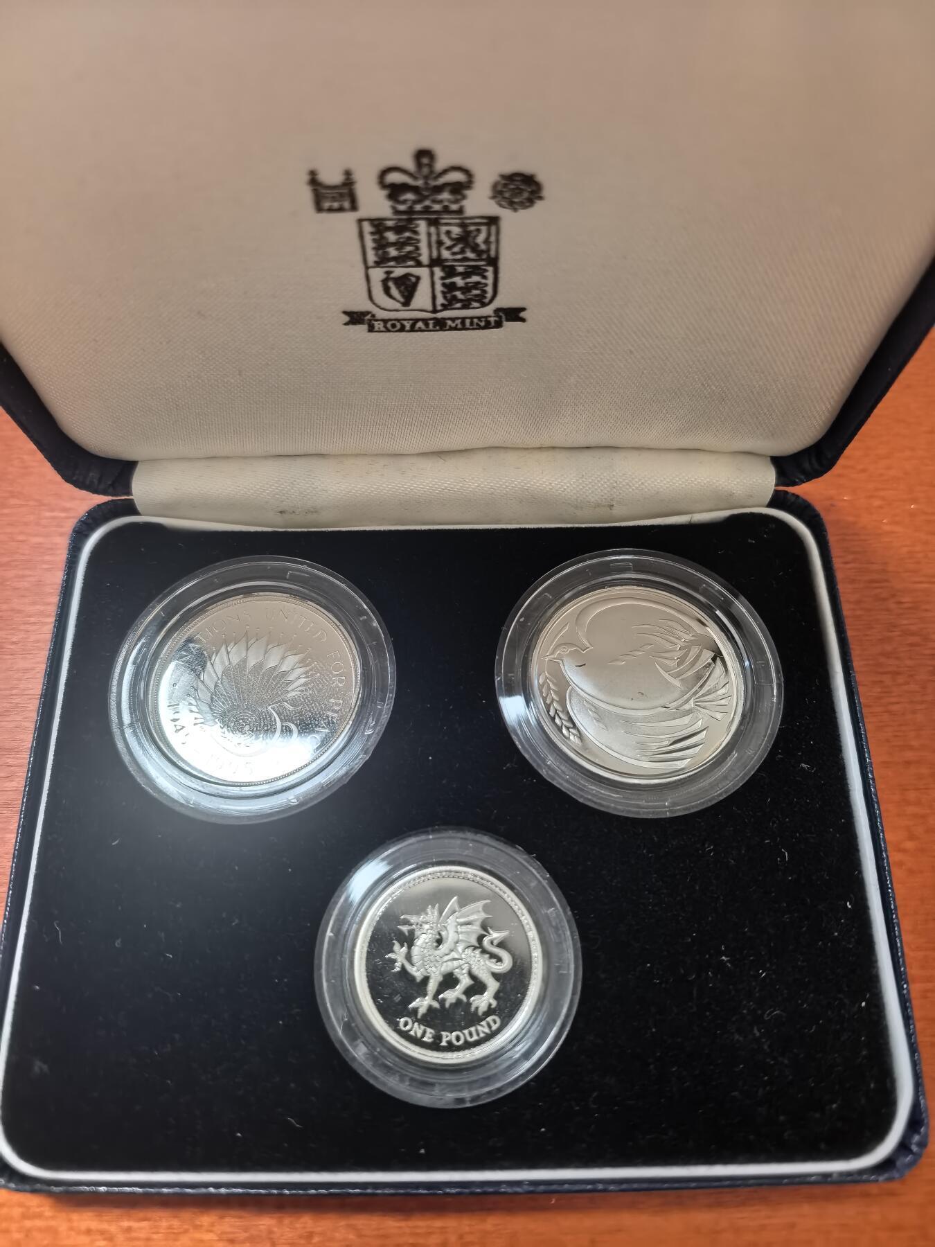 长老汇蛇年精选第一百场拍卖 1995英国家庭版3枚精制银币，盒证全，1000套，少见