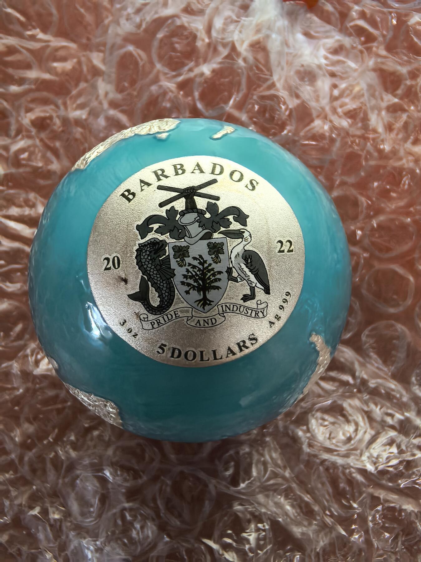 长老汇蛇年精选第一百场拍卖 2022巴巴多斯外星撞地球镶嵌陨石珐琅彩球形银币，3盎司999银，999枚，盒证全