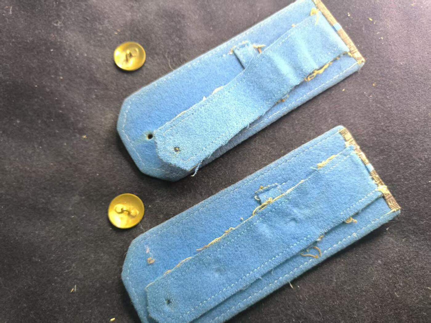 （450件拍品！制服徽章盛宴）罗岚⭐爱藏⭐年前甄选大拍场-店主清仓处理-分享拍场额外现金红包（实体经营） SU-55式空军技术中尉常服肩章 非常稀少，金属星徽与天蓝色军种线道完整挺拔，是55式军衔收藏中军种稀缺+技术勤务双稀缺标本