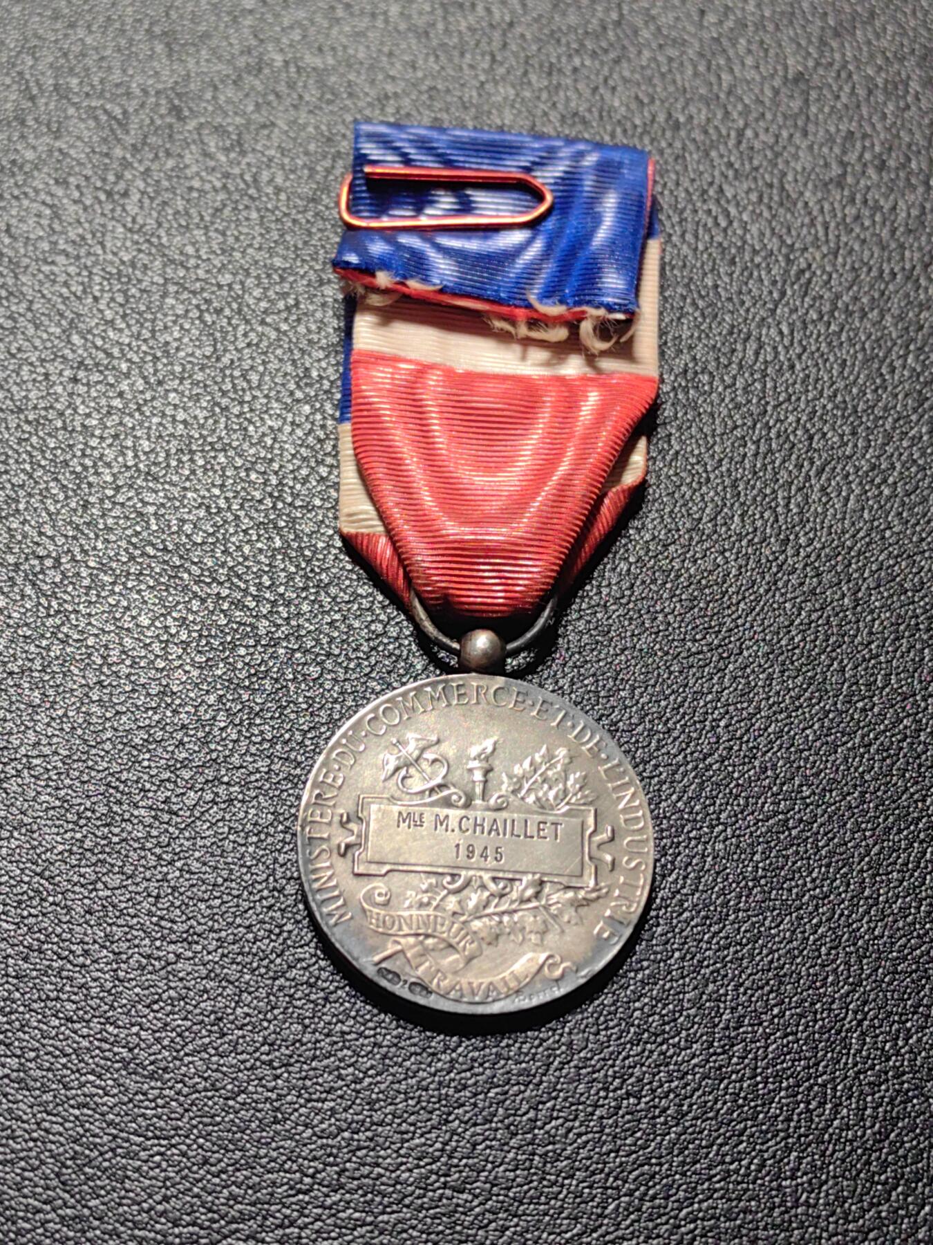 靖甫拍卖第四场 法国劳工奖章 银质带银标 1945实发刻铭