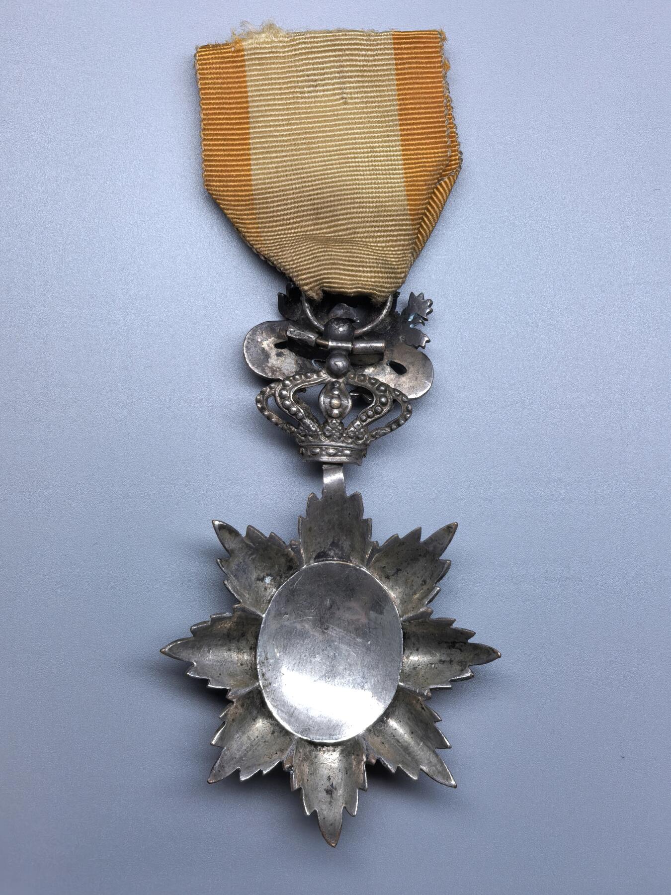 小驴勋章奖章收藏2月22日周日晚六点拍卖（珍爱和平，收藏战争，铭记历史，勿忘国耻，忠党爱国。有偿代拍，送拍规则在简介最后，参拍须阅读规则后再参拍，关系到运费包装发货时效真假辨别等关键信息，拍卖时不再发原图，看大图店主微信码在拍卖店铺介绍里） 法属安南骑士级青龙勋章，绶带后换，红圈珐琅有修补，铜镀银，环打标