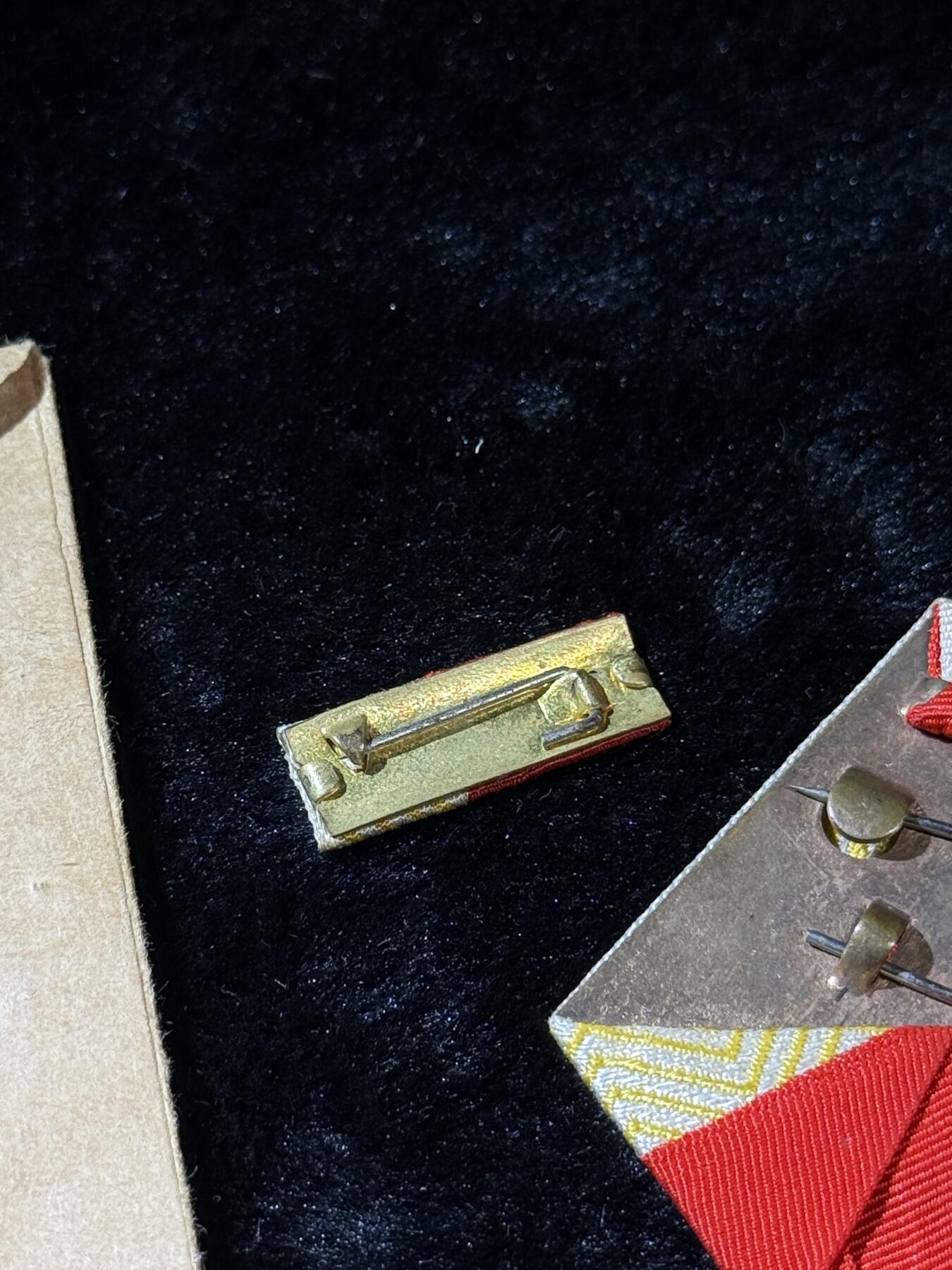 欢庆春节！戎马世界章牌大赏第111期春节大拍 解放奖章，铜制，纸袋勋略齐全