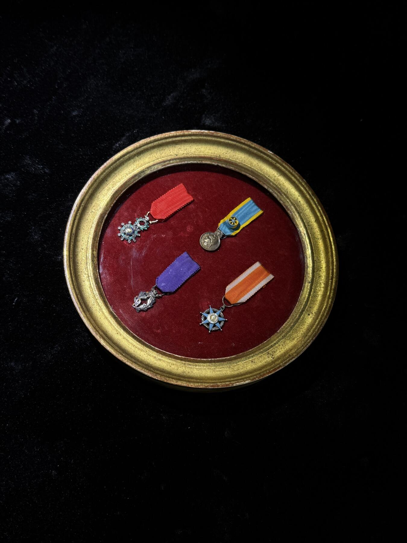 欢庆春节！戎马世界章牌大赏第111期春节大拍 法国荣誉军团珠宝商定制mini章一套，已装裱，荣誉军团勋章银制满镶钻，棕榈勋章顶部镶嵌一颗钻石，整体品相非常好