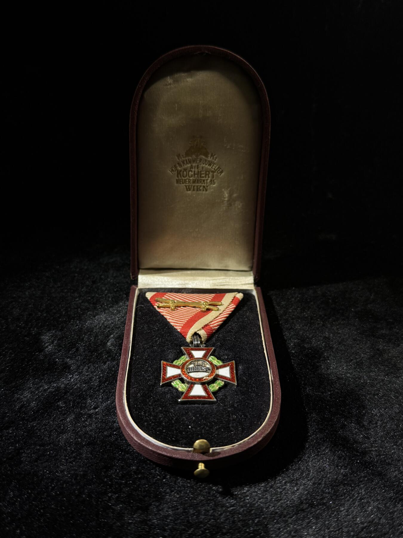 欢庆春节！戎马世界章牌大赏第111期春节大拍 奥匈帝国三级军事功勋十字勋章（MVK3），附带一张1898年奥匈中尉委任状 章体由AE厂制作，带银标和厂标，花环为1914年改制前的绿珐琅花环，极其少见，珐琅有轻微瑕疵