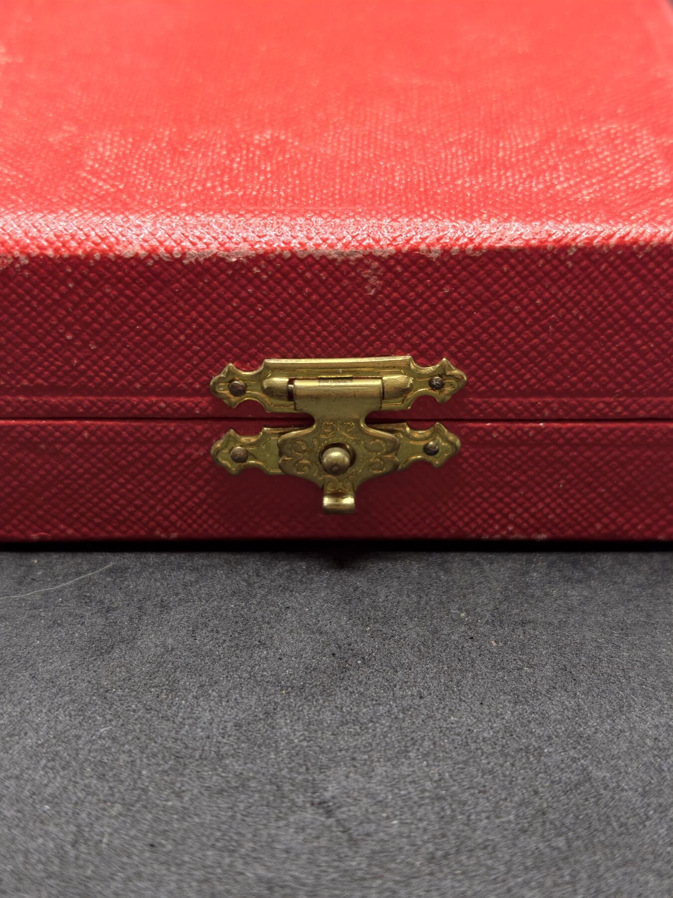 凯旋世界勋赏（第22期新年大拍）（欢迎送拍）（对拍品有疑问请询问客服，不接受到手刀，出价默认拍品品相。请认真阅读拍卖规则！出价默认已认可！）（收到货请录制开箱视频，无视频概不处理问题。） 法兰西第五共和国指挥官级荣誉军团勋章珠宝版