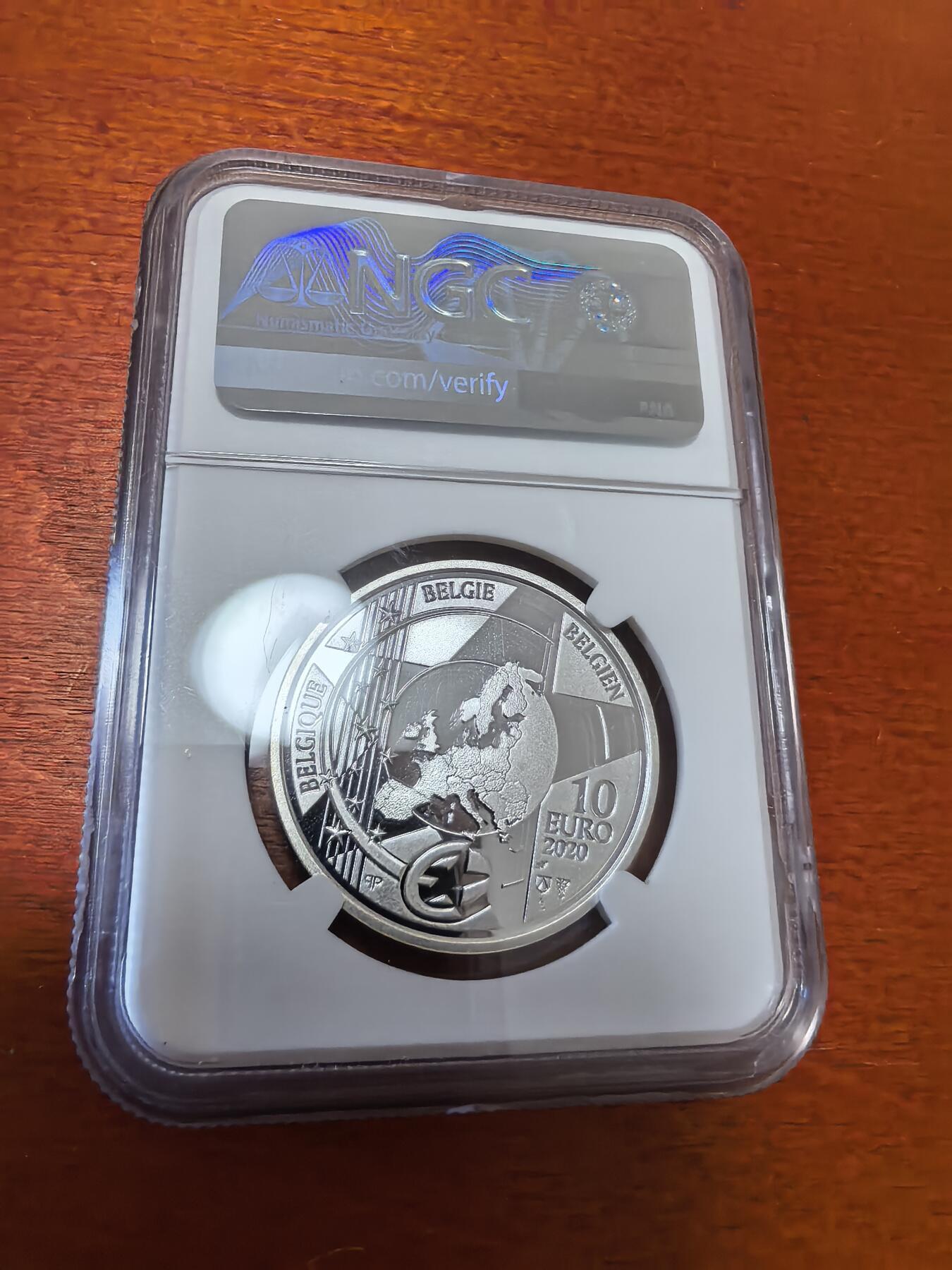 长老汇蛇年精选第一百场拍卖 2020 欧洲之星比利时扬·凡·艾克的名画《阿诺菲尼夫妇》10欧元精制银币，NGC PF70UC，3枚并列冠军之一，首期标，该币还原原画，把镜子中的映像都刻出来了，发行5000枚